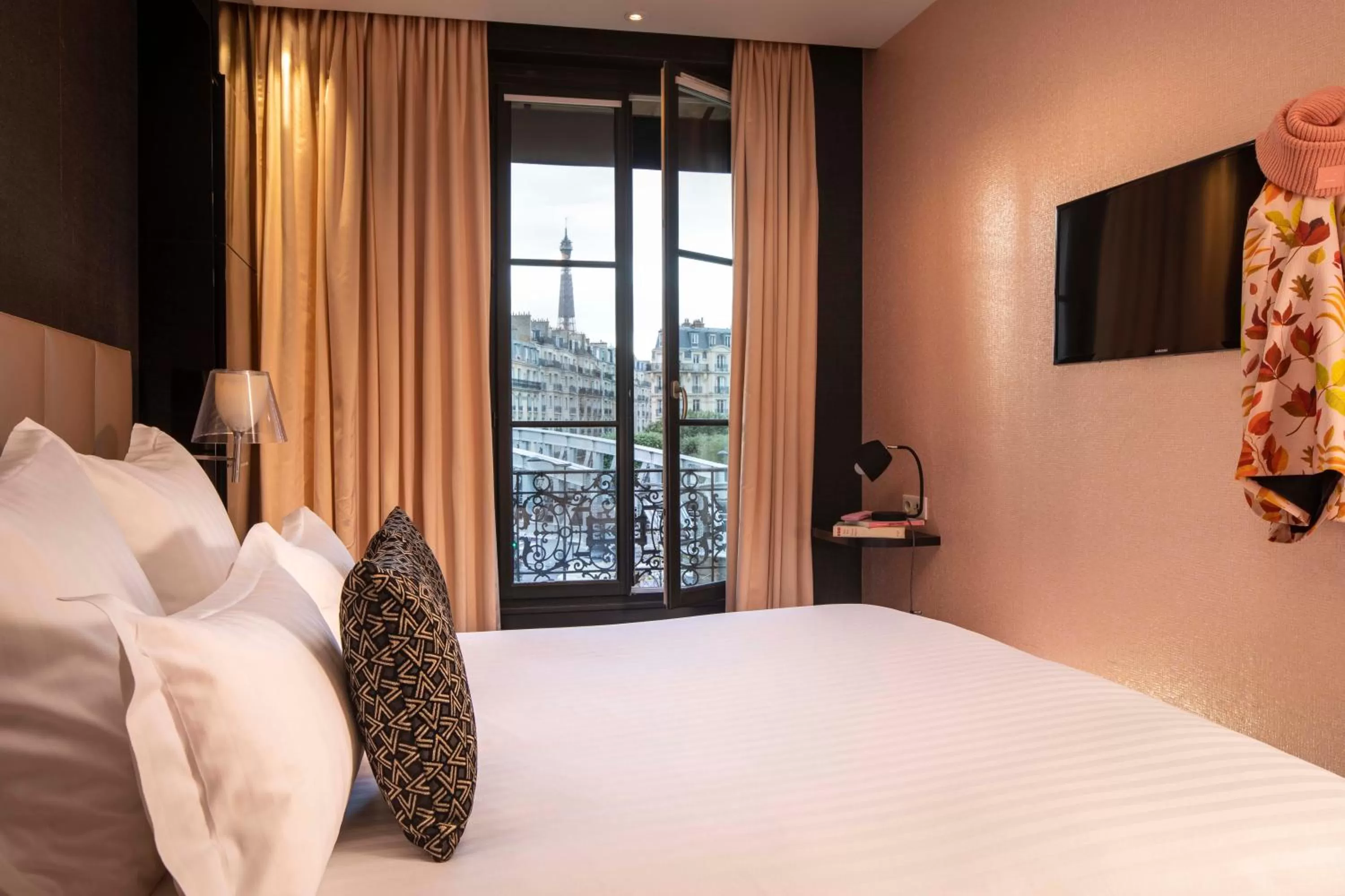 Photo of the whole room, Bed in First Hotel Paris Tour Eiffel