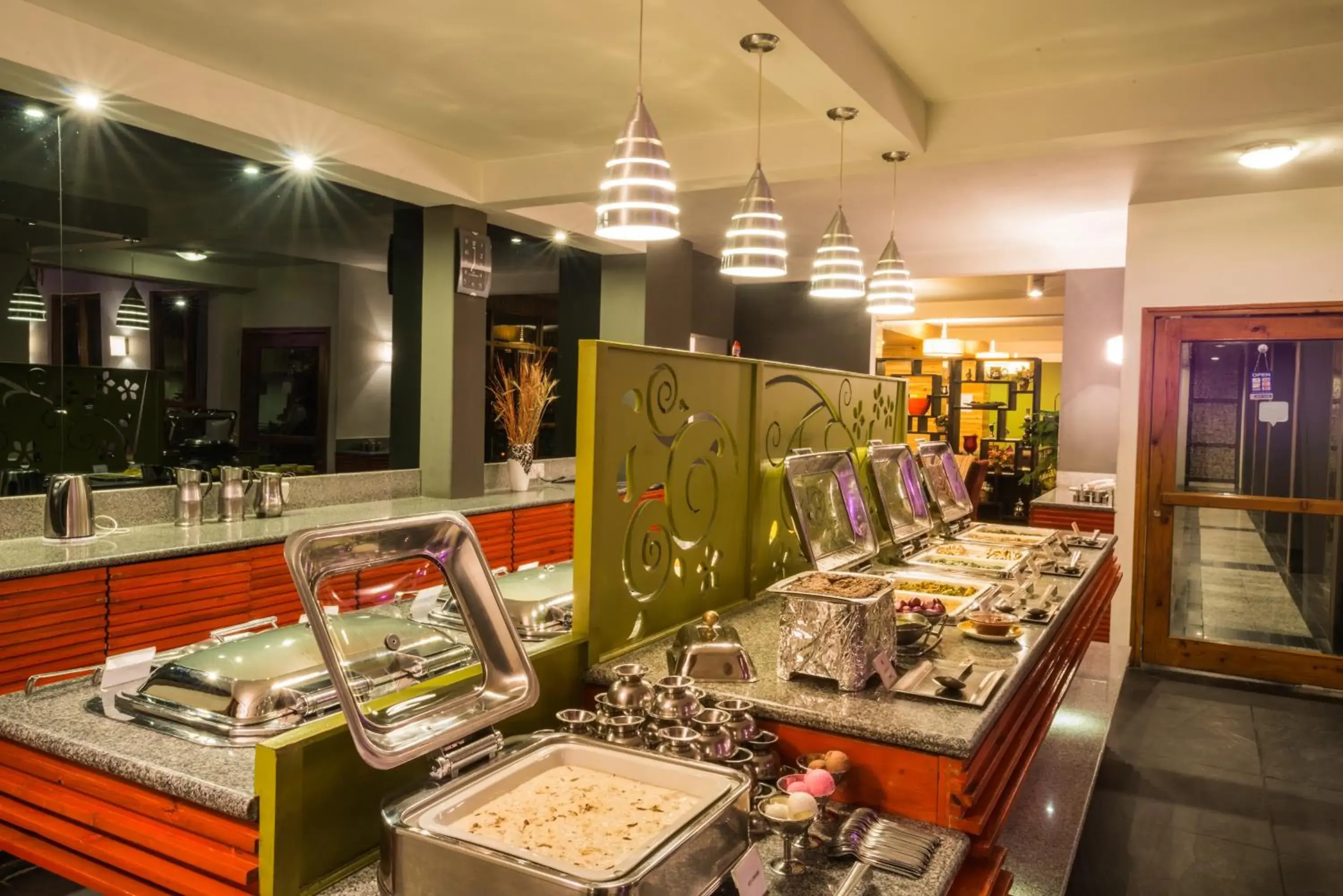 Restaurant/places to eat in Honeymoon Inn - Manali