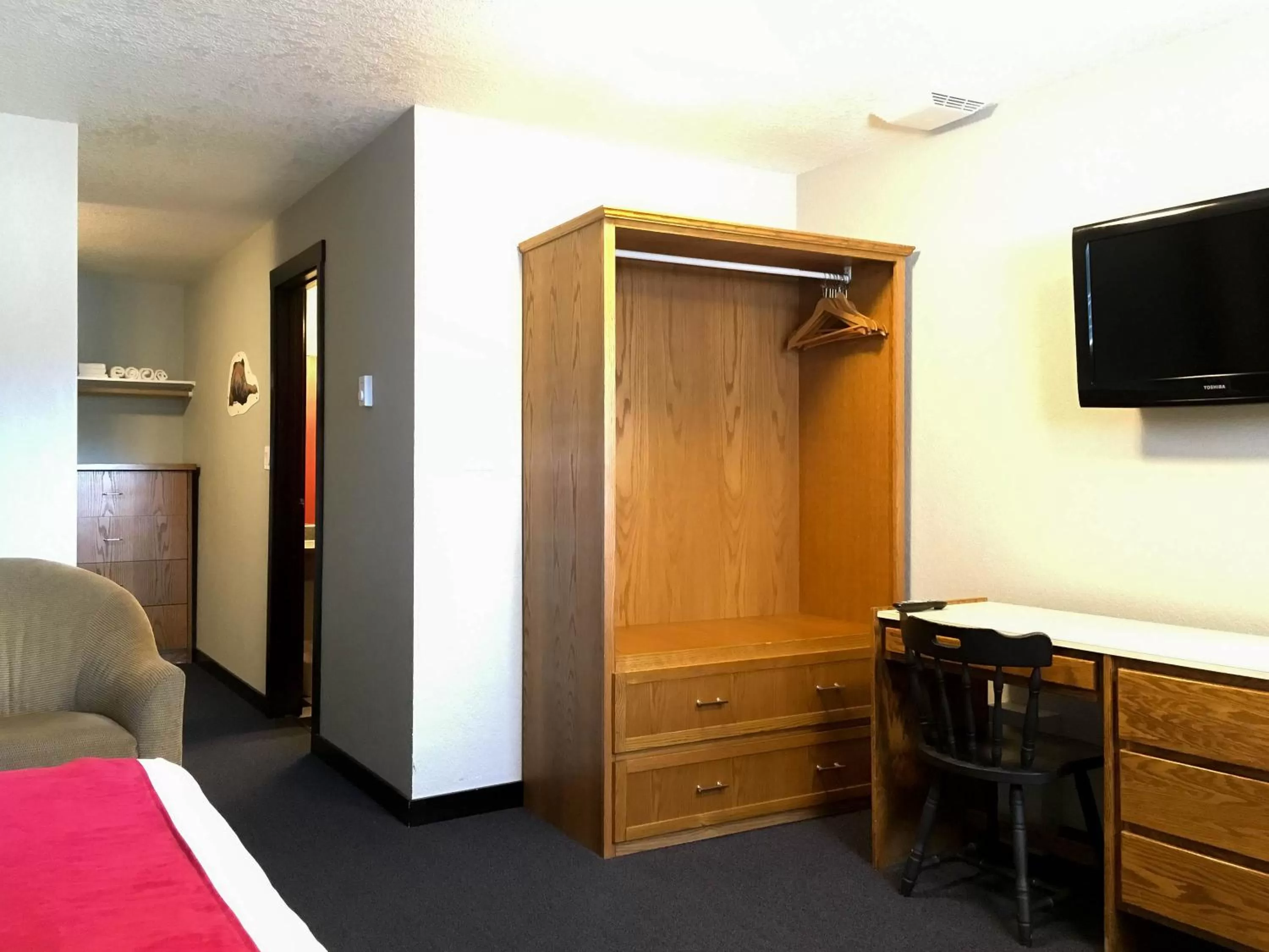 TV and multimedia, Bed in The Bulldog Hotel