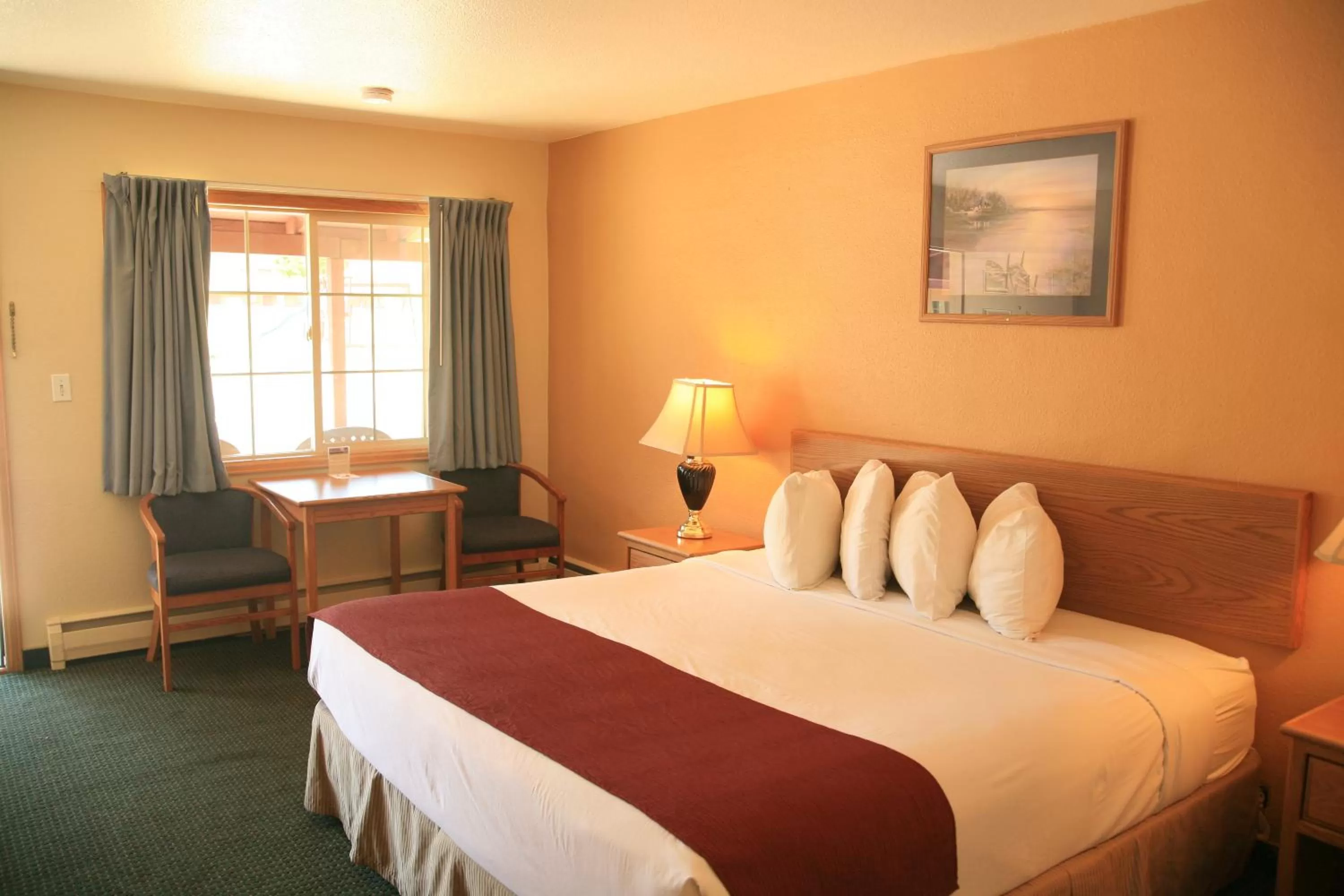 Photo of the whole room, Bed in Black Canyon Motel