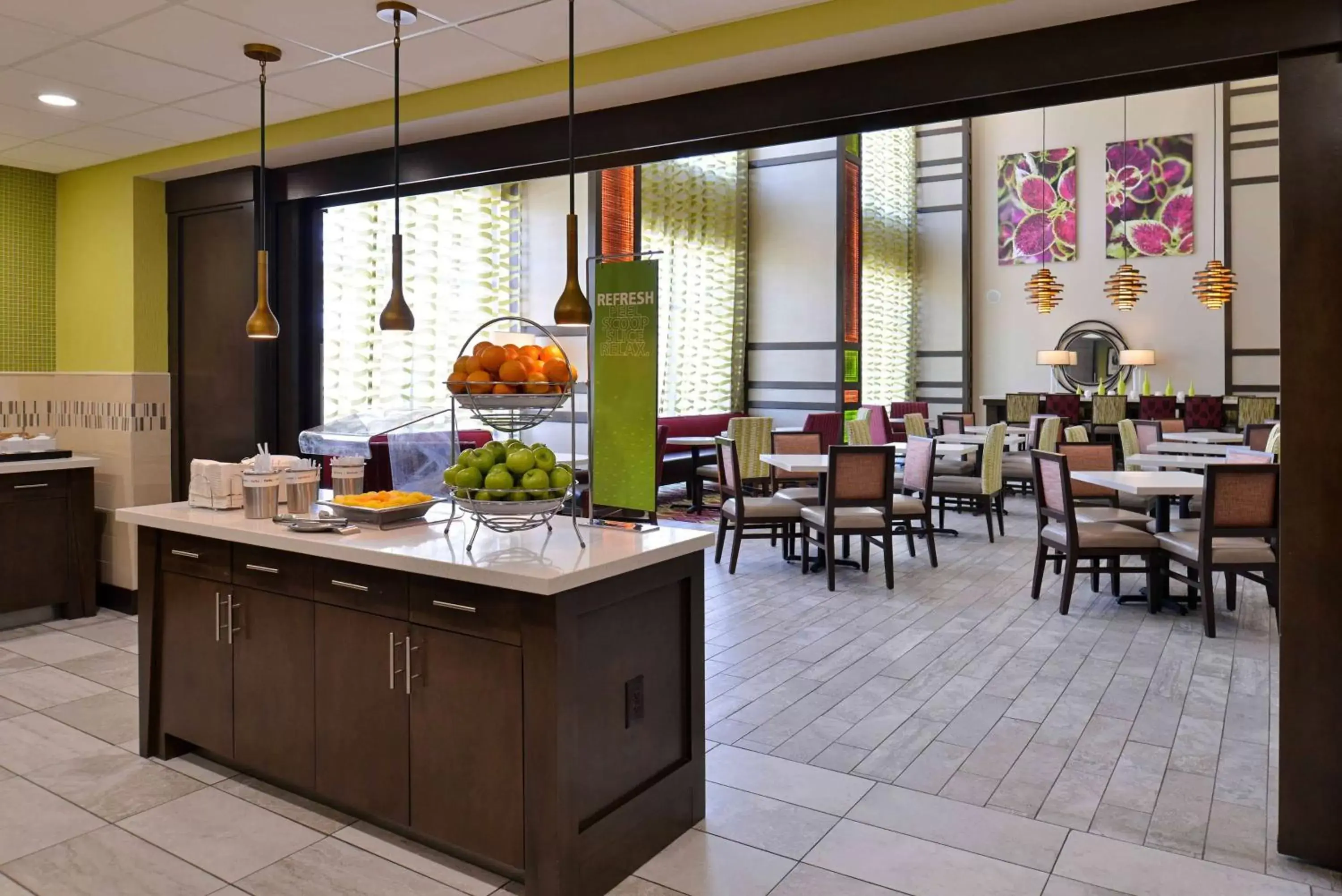 Dining area, Restaurant/Places to Eat in Hampton Inn & Suites Dallas Market Center