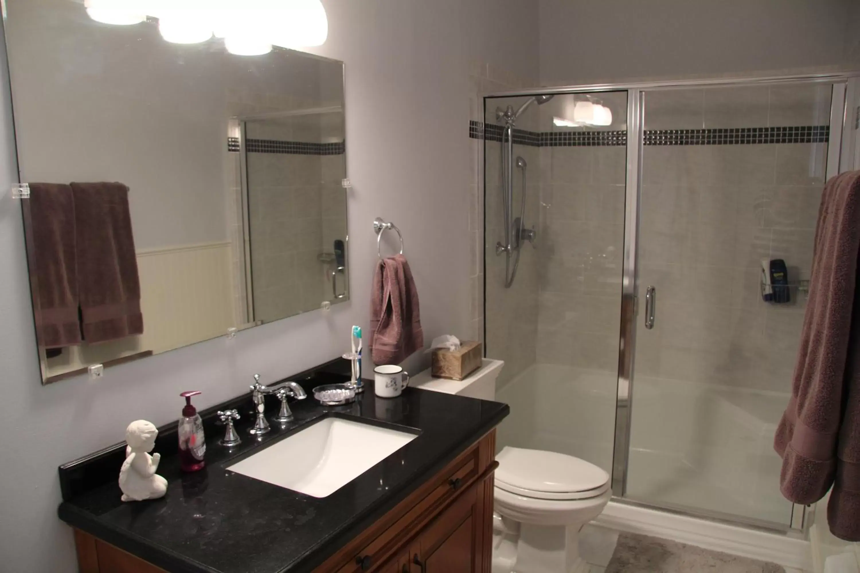 Bathroom in Riverboat Bed & Breakfast