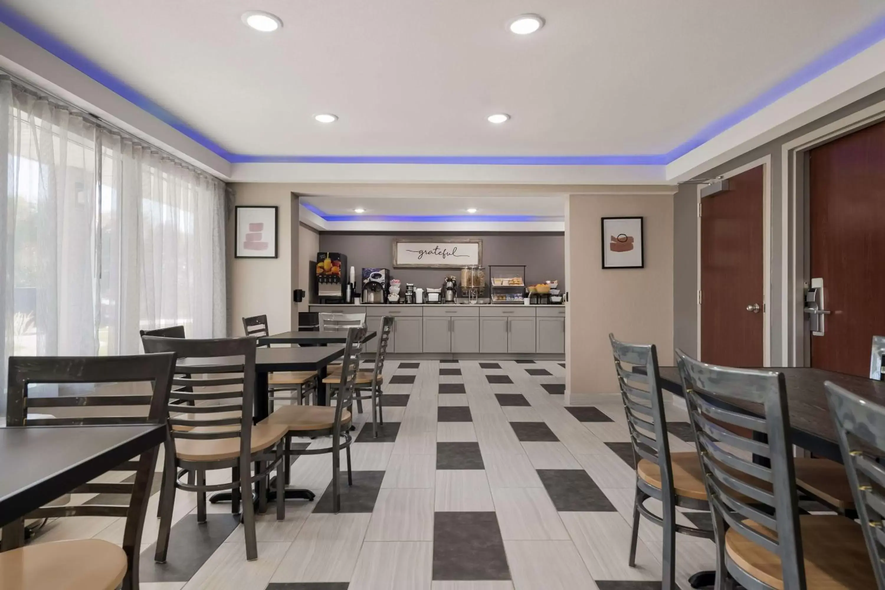 Restaurant/Places to Eat in SureStay Hotel by Best Western Rockford East