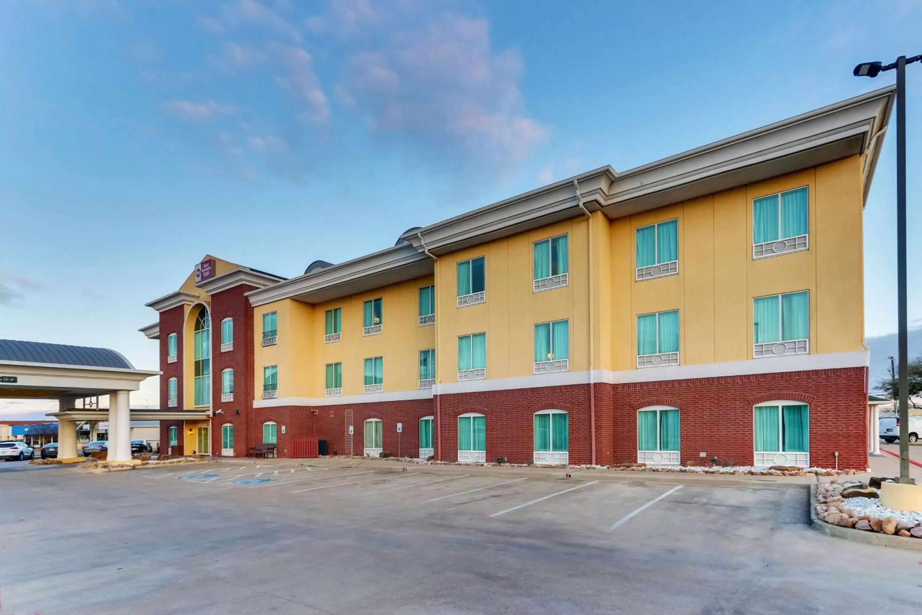 Property Building in Best Western Plus Woodway Waco South Inn & Suites