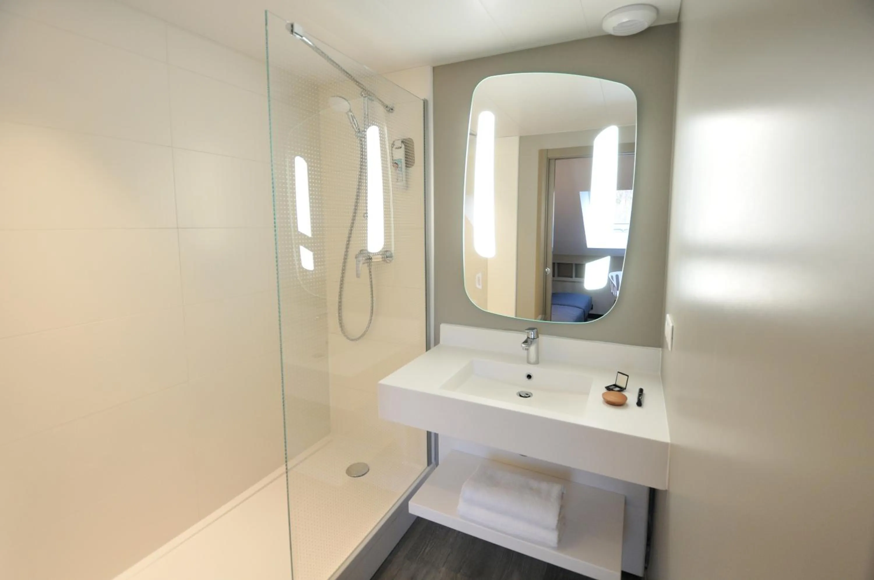 Bathroom in ibis Maisons Laffitte