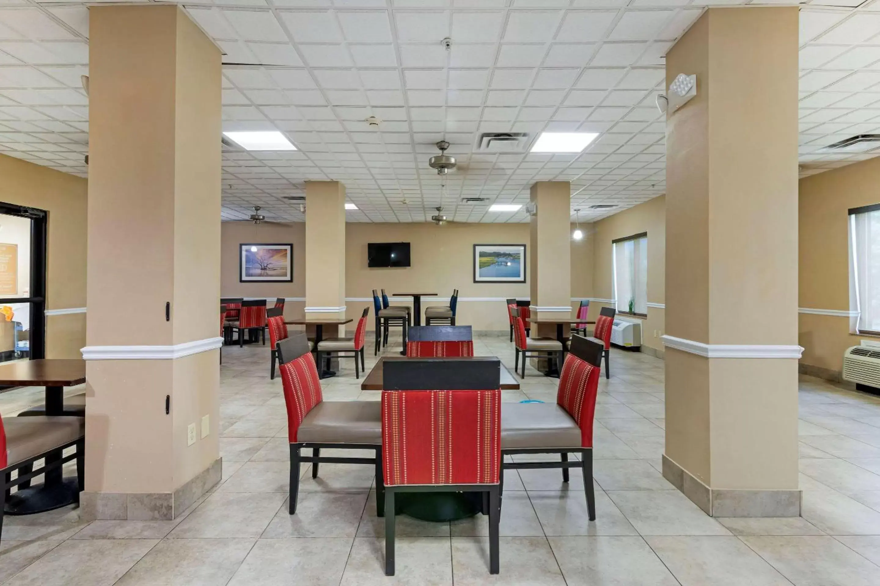 Restaurant/Places to Eat in Comfort Suites Savannah North