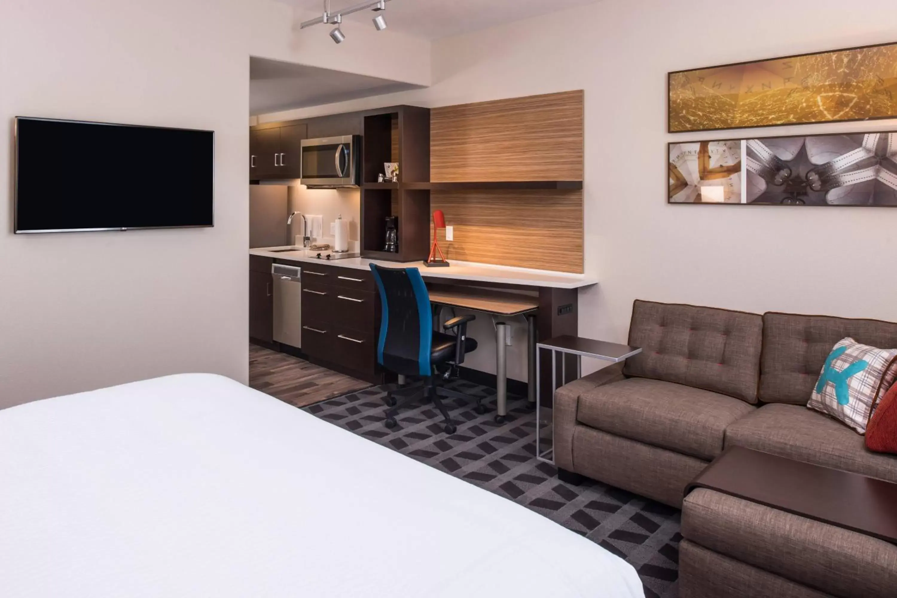 Bedroom, TV/Entertainment Center in TownePlace Suites by Marriott Merced