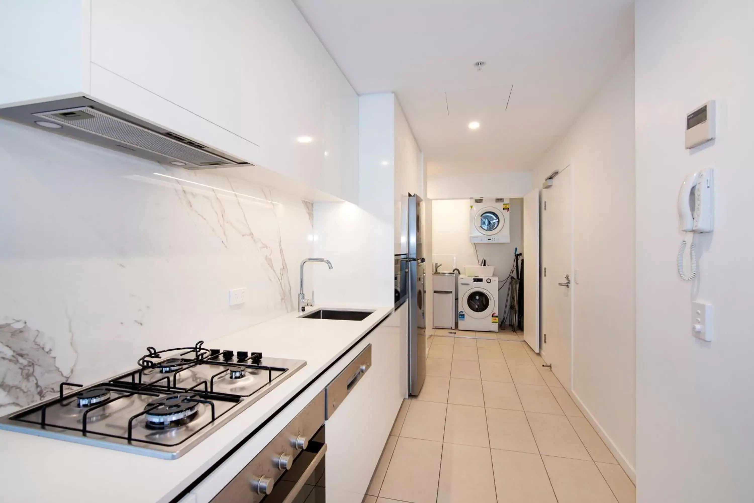 Kitchen or kitchenette, Kitchen/Kitchenette in Hope Street Apartments by CLLIX