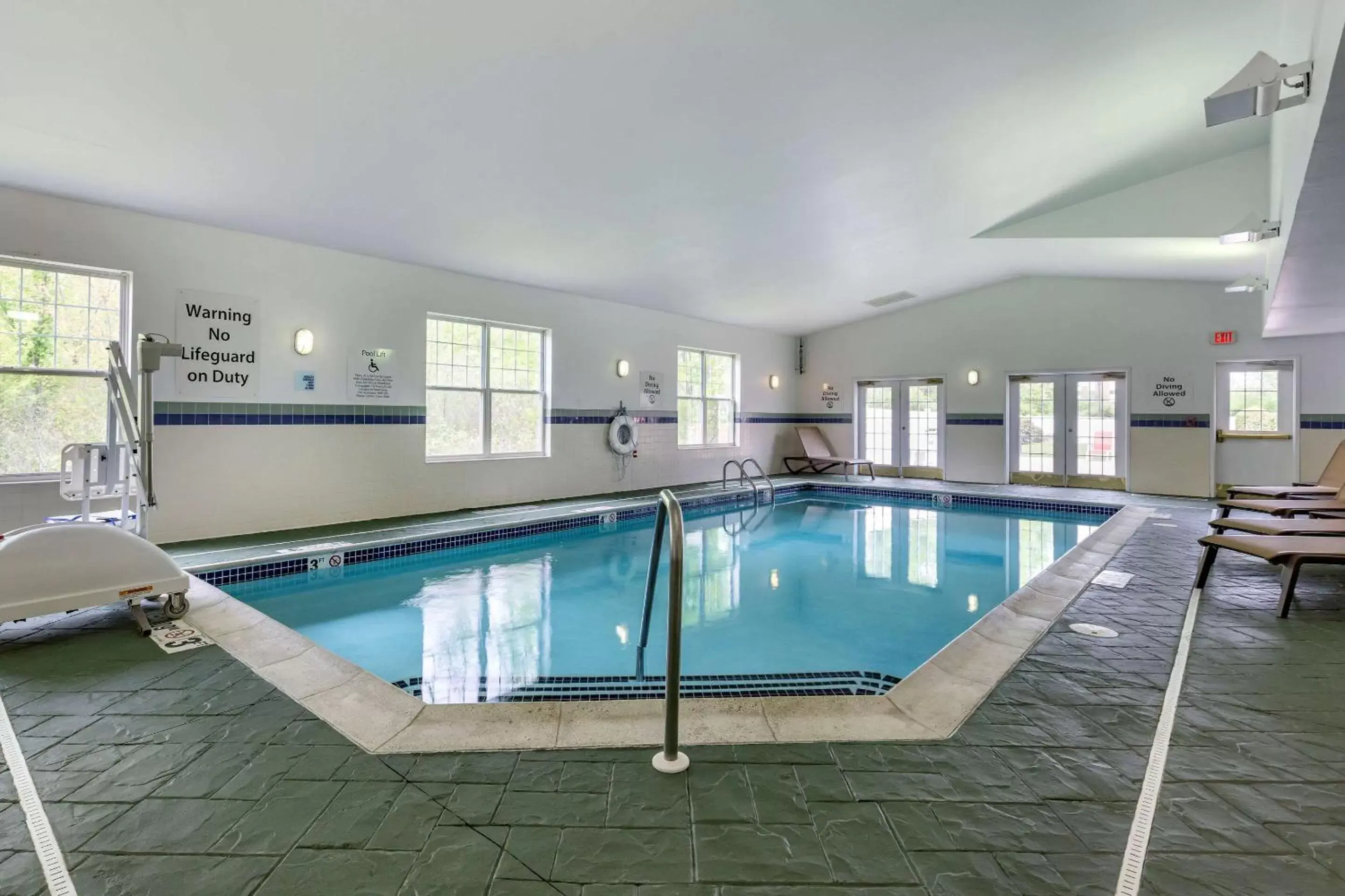 Pool view, Swimming Pool in Comfort Inn & Suites