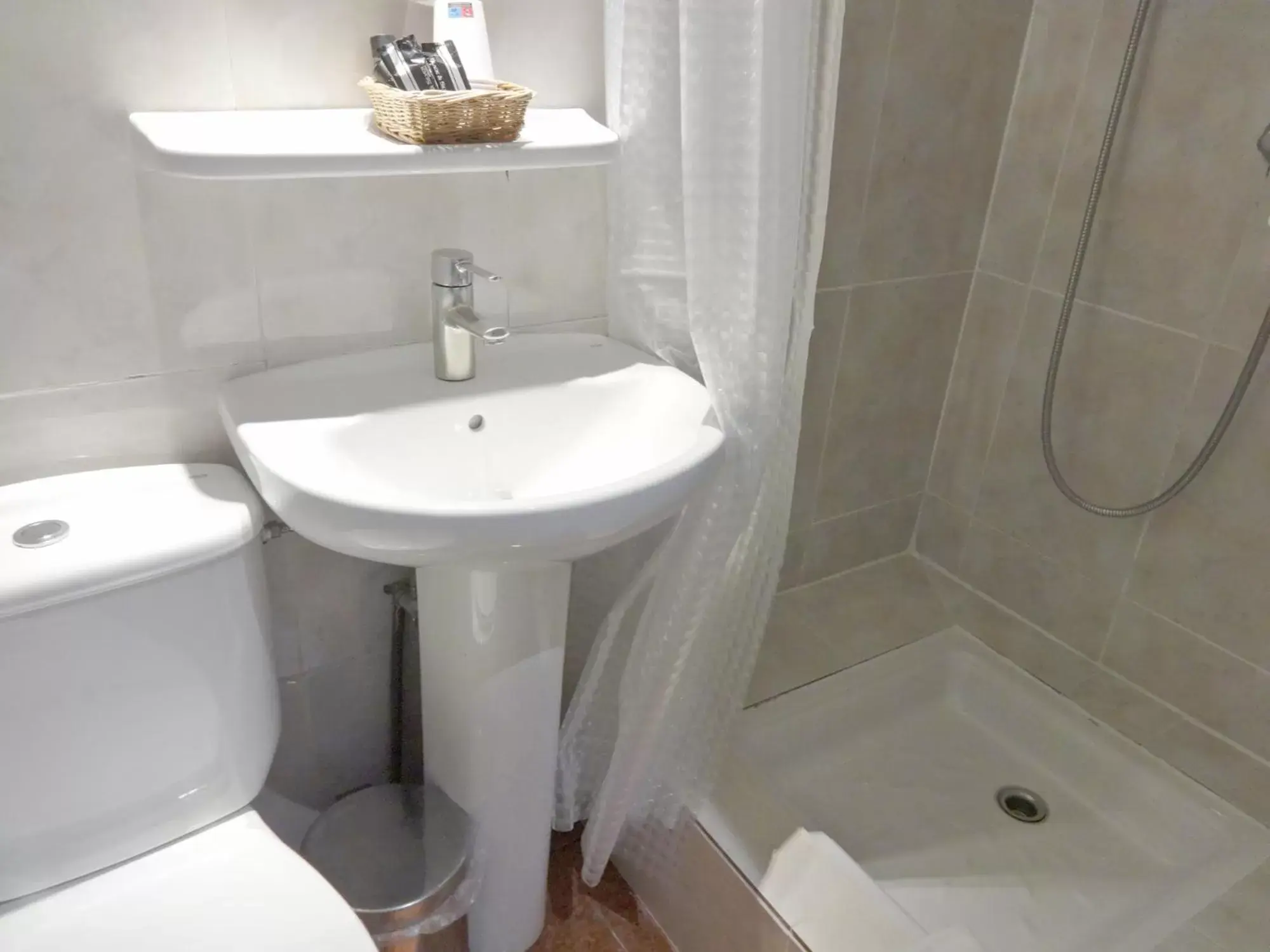 Shower, Bathroom in Hotel Lloret Ramblas