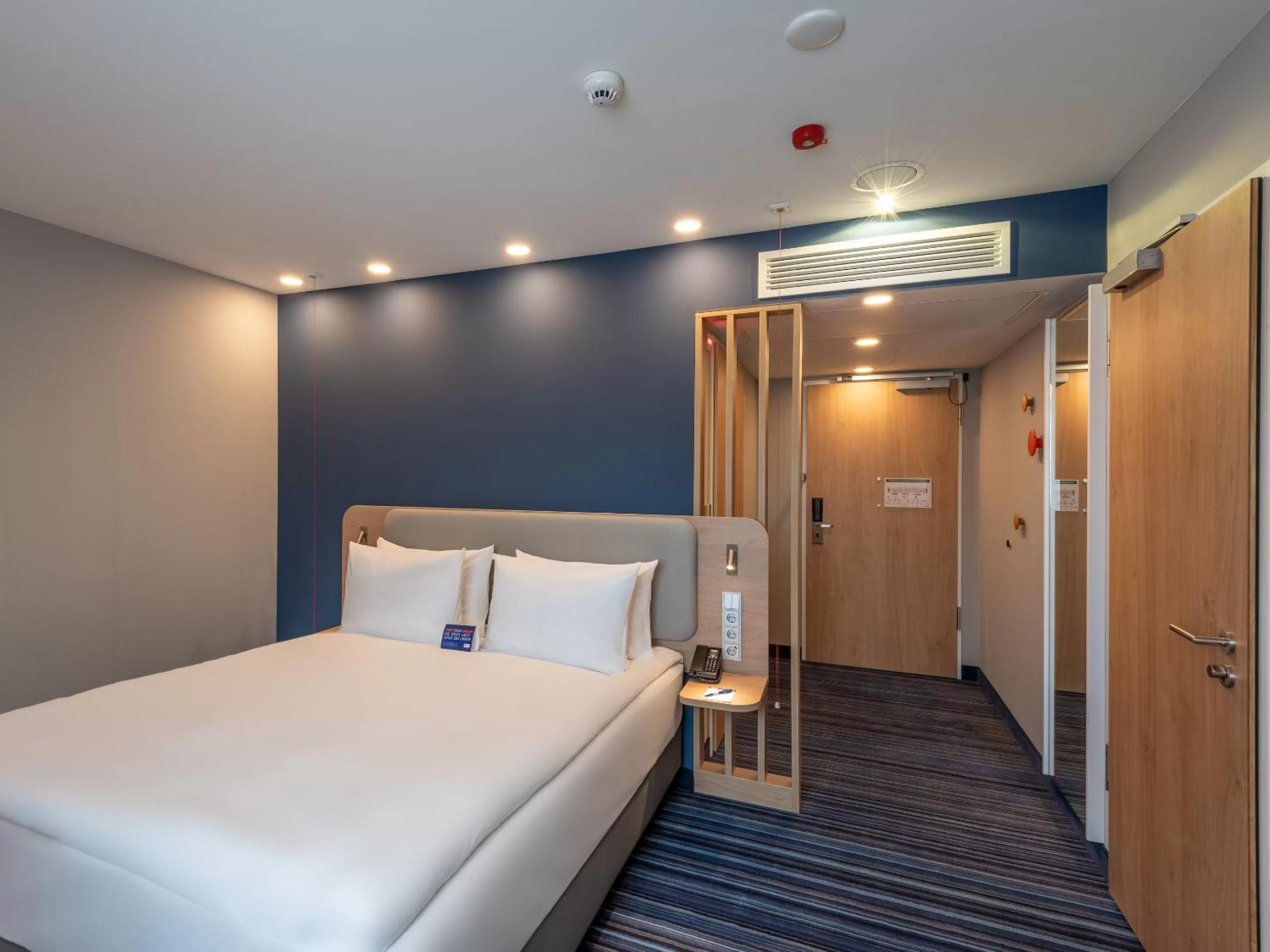 Photo of the whole room, Bed in Holiday Inn Express - Hamburg South A7-AS42 by IHG