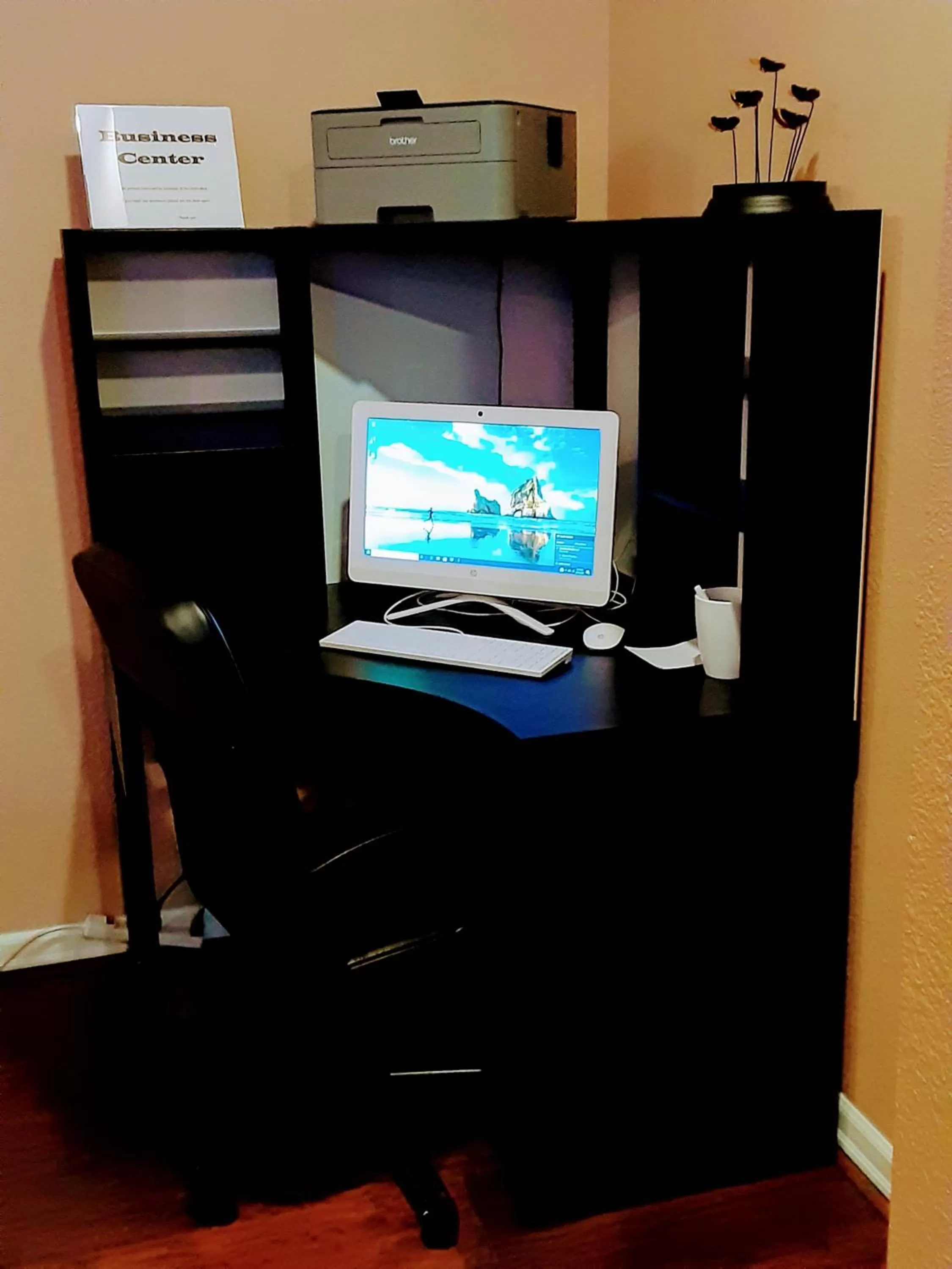 Communal lounge/ TV room in GuestHouse Inn Enumclaw