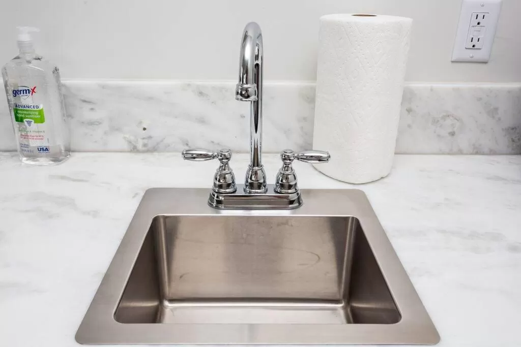 Bathroom in One Bedroom Apartment with Luxurious Furnitures