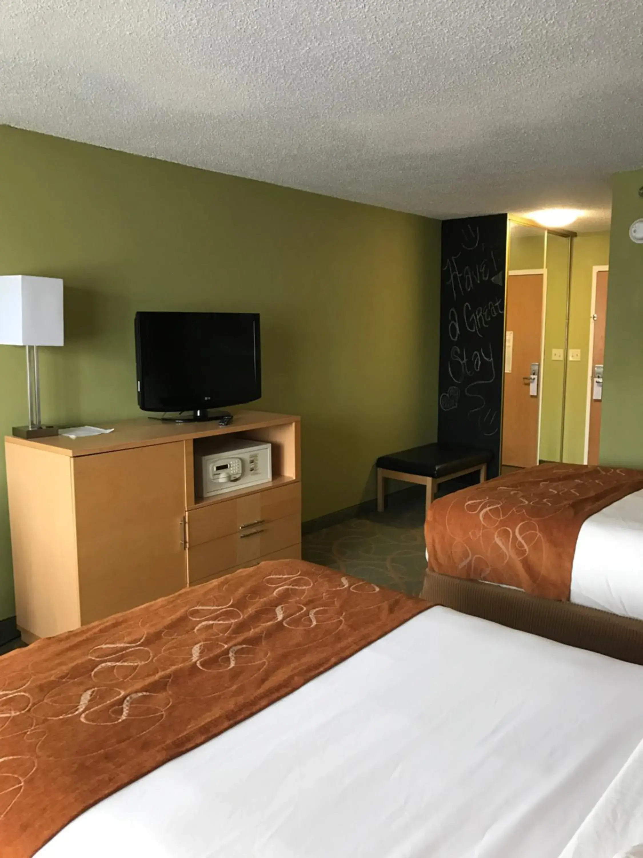 Bed, TV/Entertainment Center in Trip Hotel Ithaca