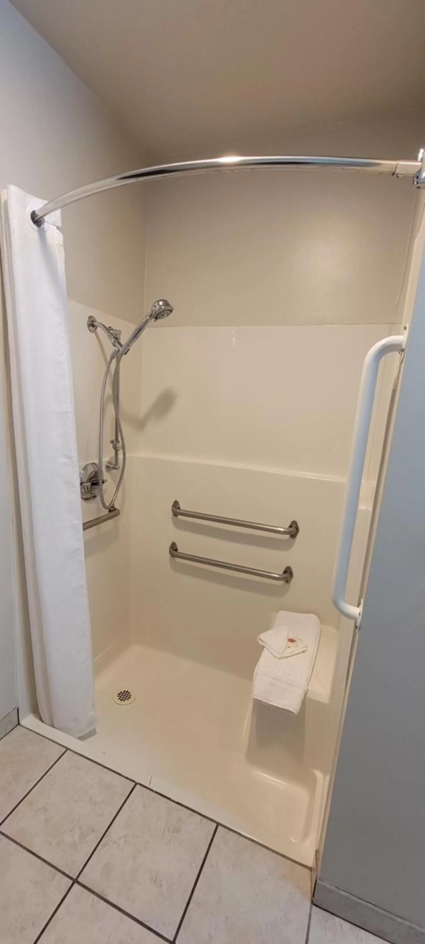 Shower in Quality Inn & Suites Fresno Northwest