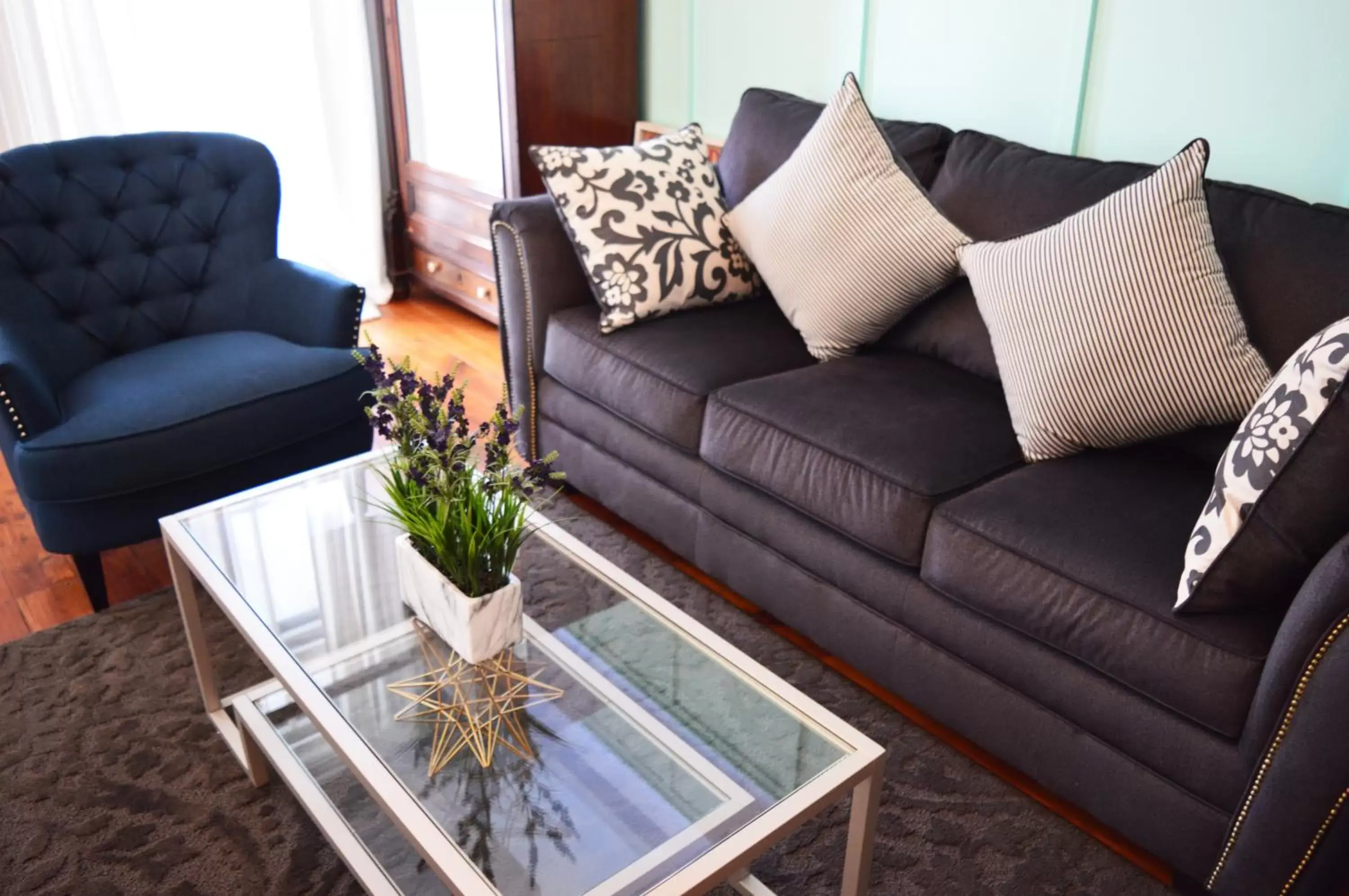 Living room, Seating Area in Mountain View Suites