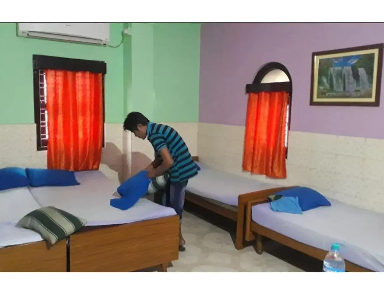 Bed in Goroomgo Central Guest House Agartala
