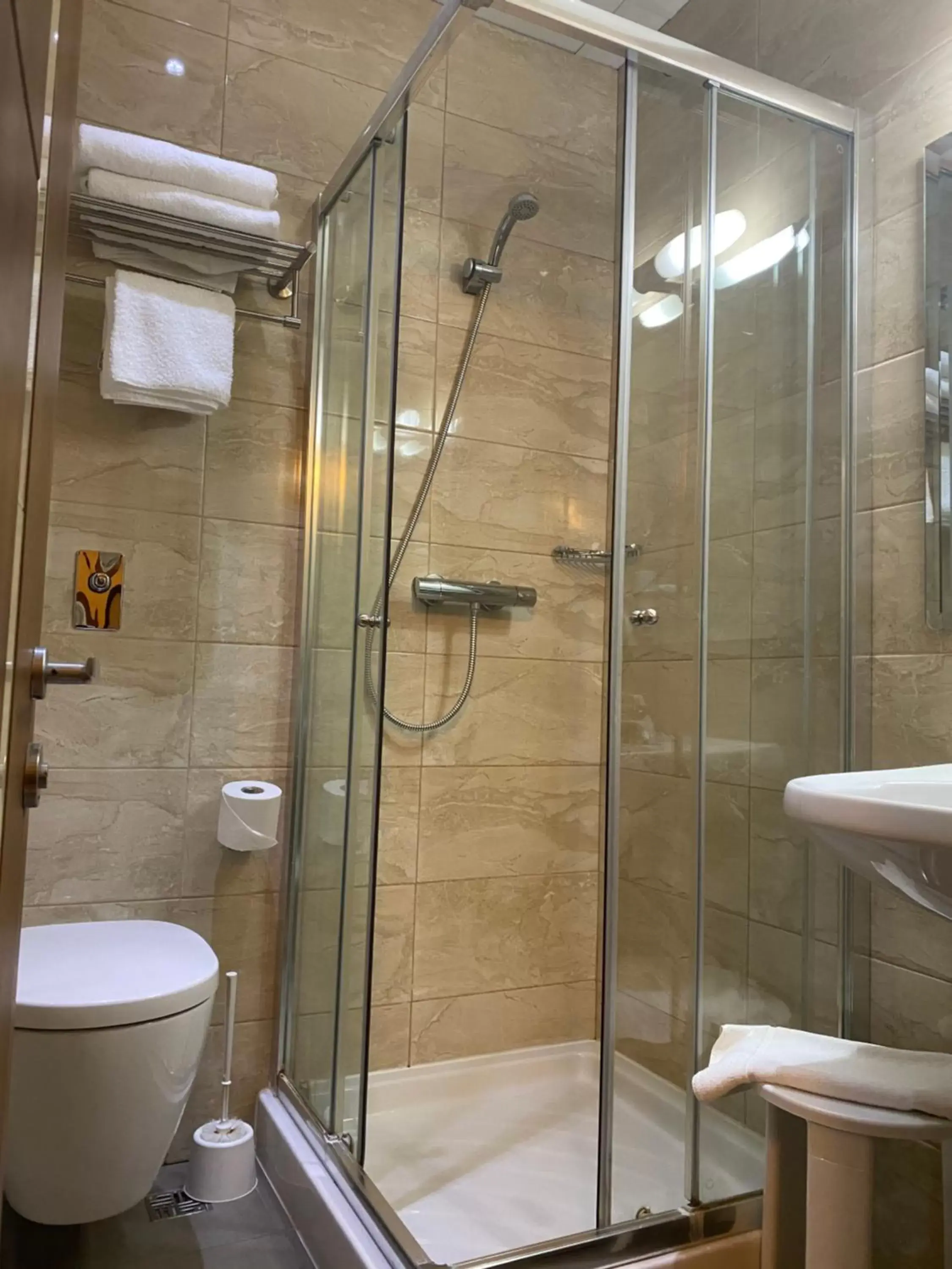 Shower, Bathroom in Grand Harbour Hotel