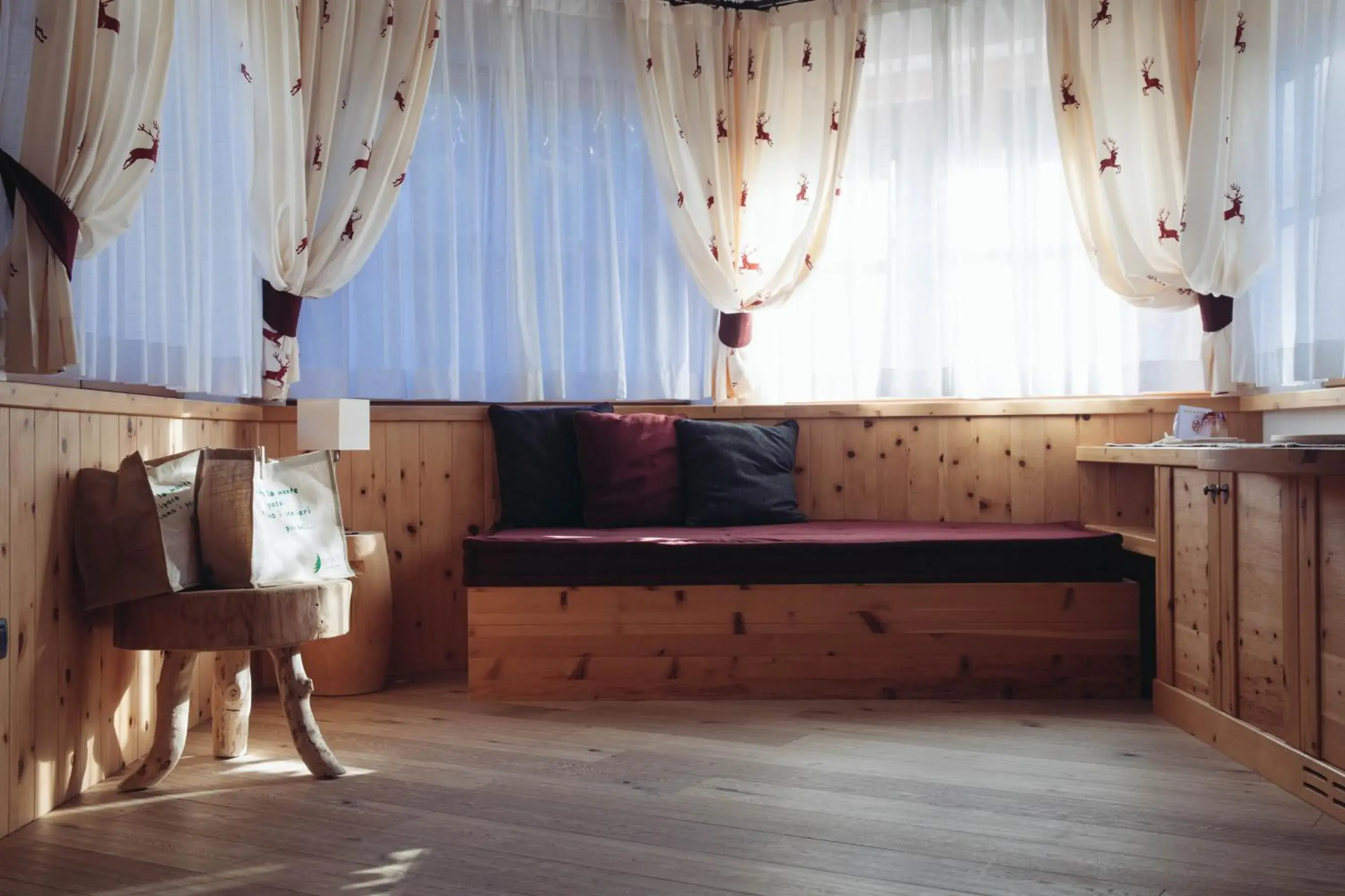 Bed, Seating Area in Pineta Nature Resort - Wellness & SPA