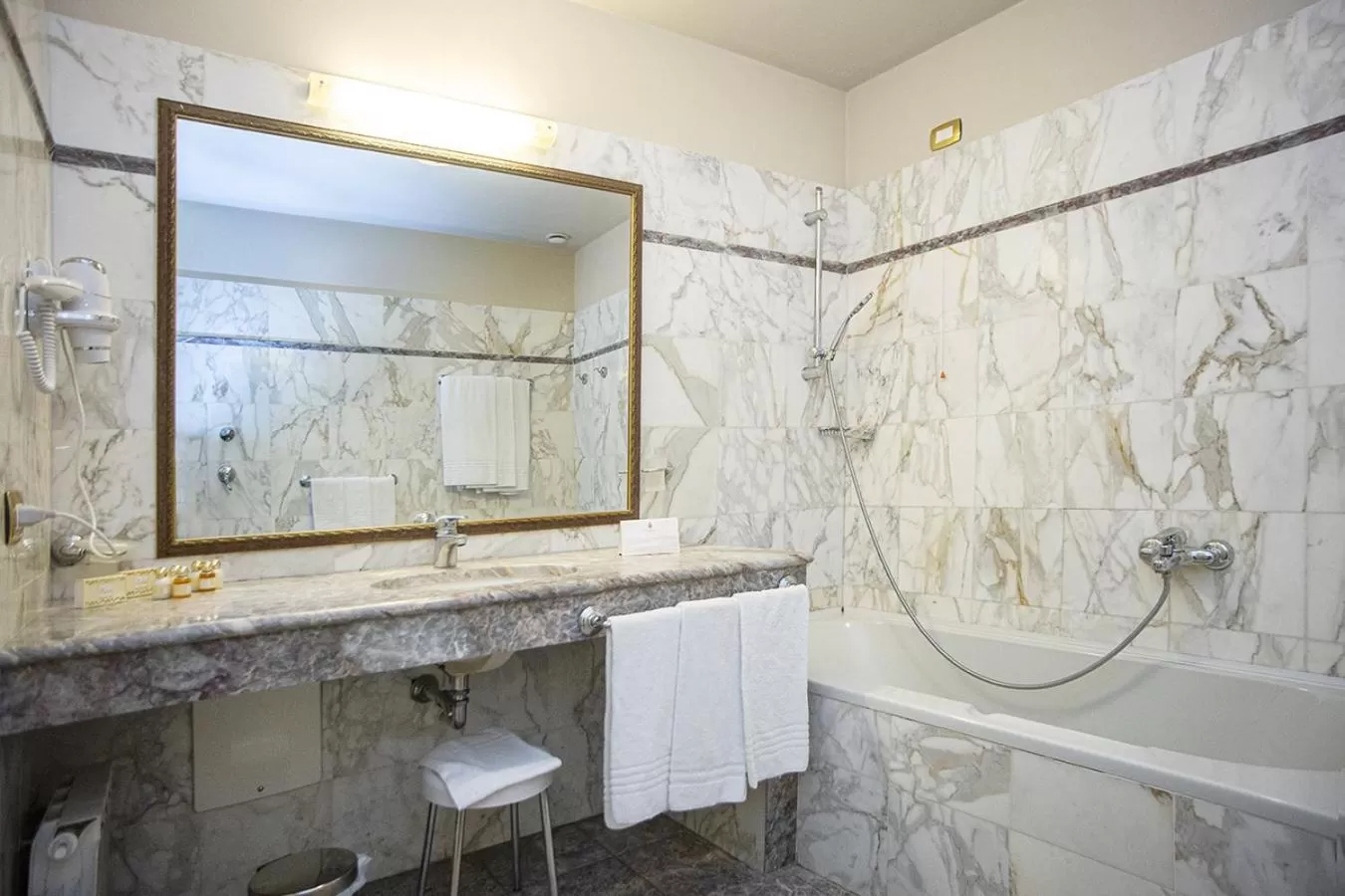 Bathroom in Hotel Donatello