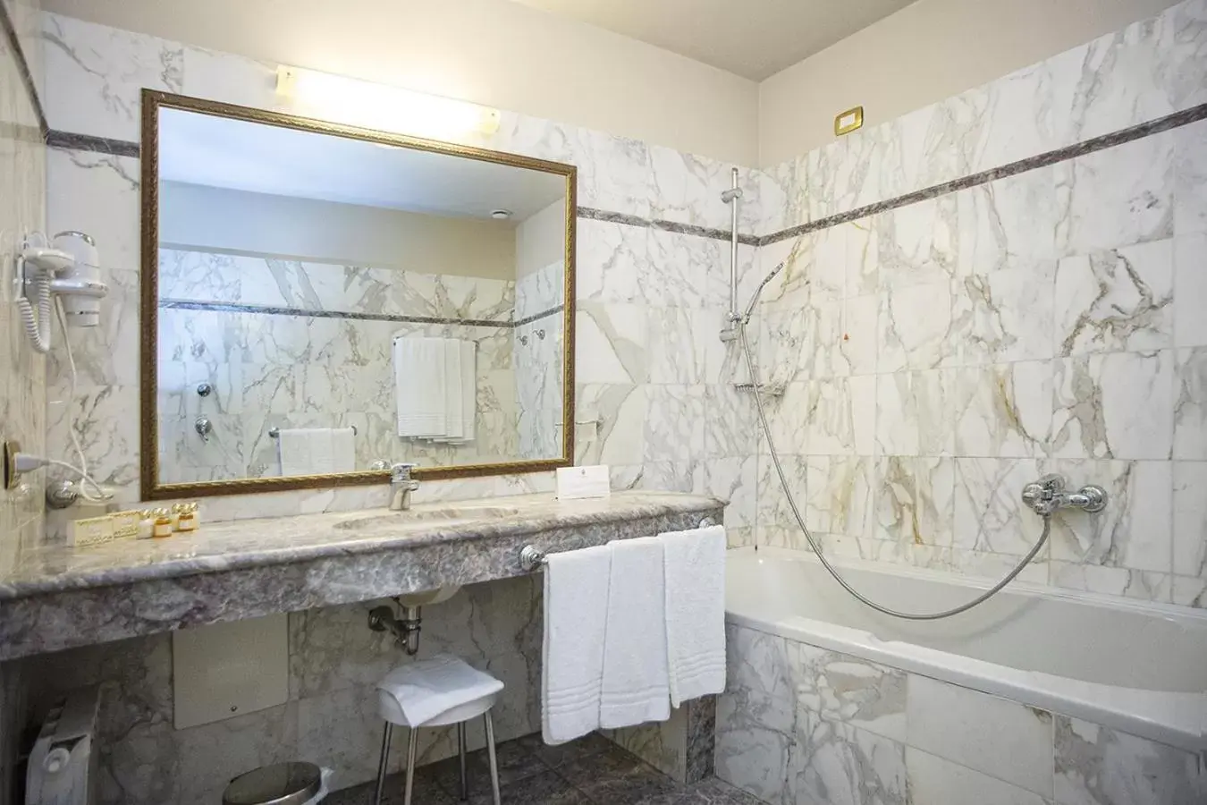 Bathroom in Hotel Donatello
