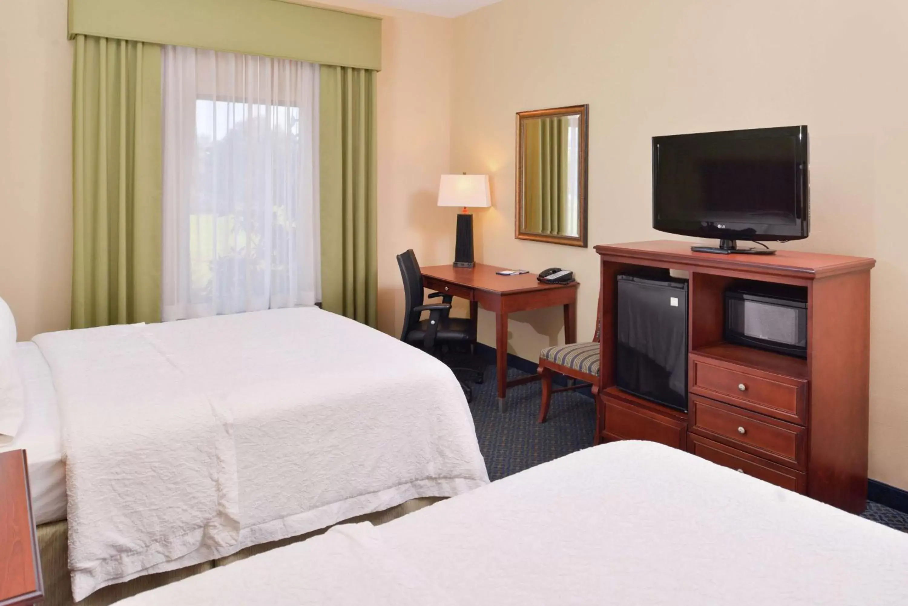 Bedroom, Bed in Hampton Inn Jackson-College Avenue