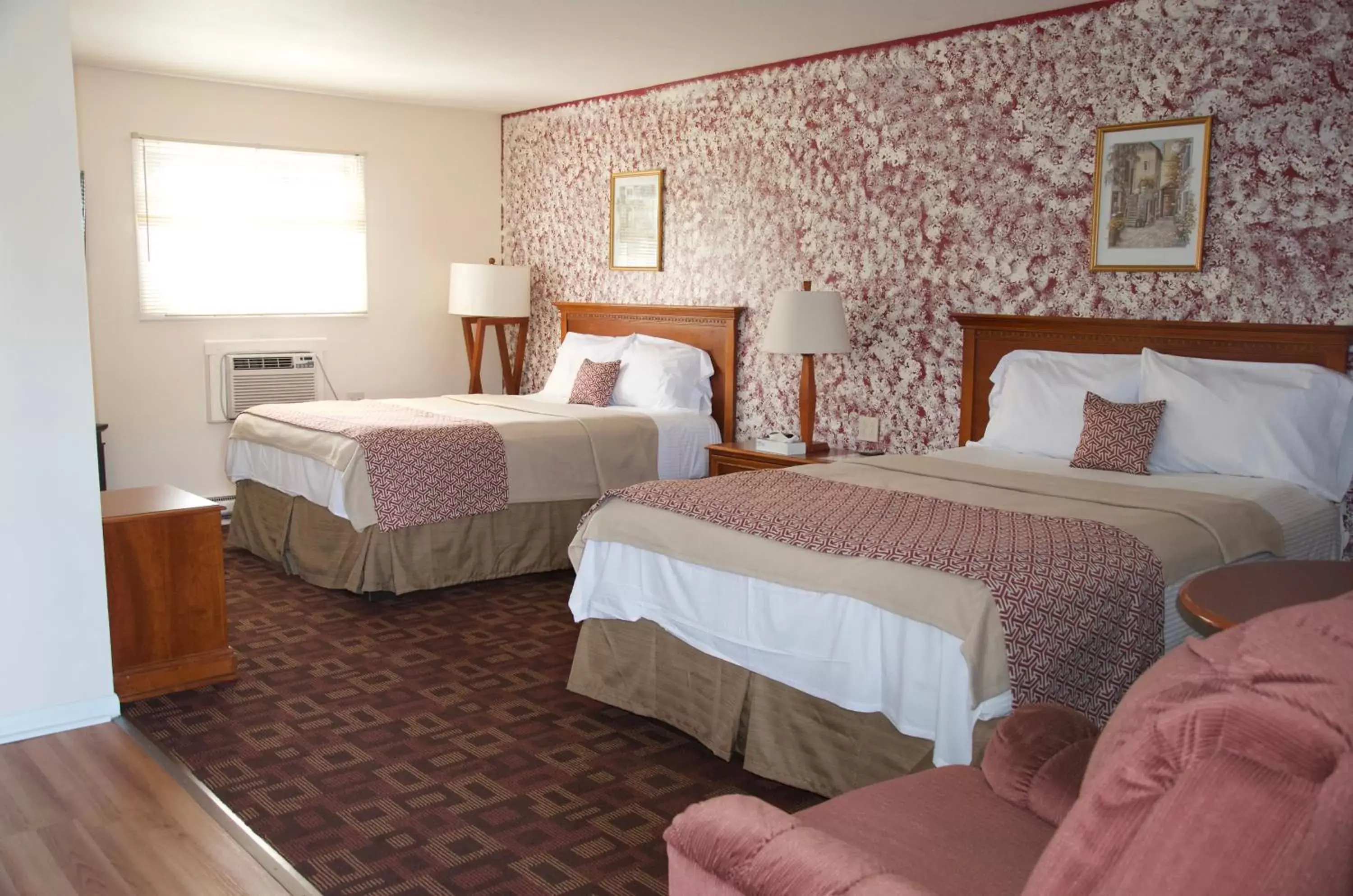 Bed in Sara Glen Motel - Saratoga Springs-Glens Falls