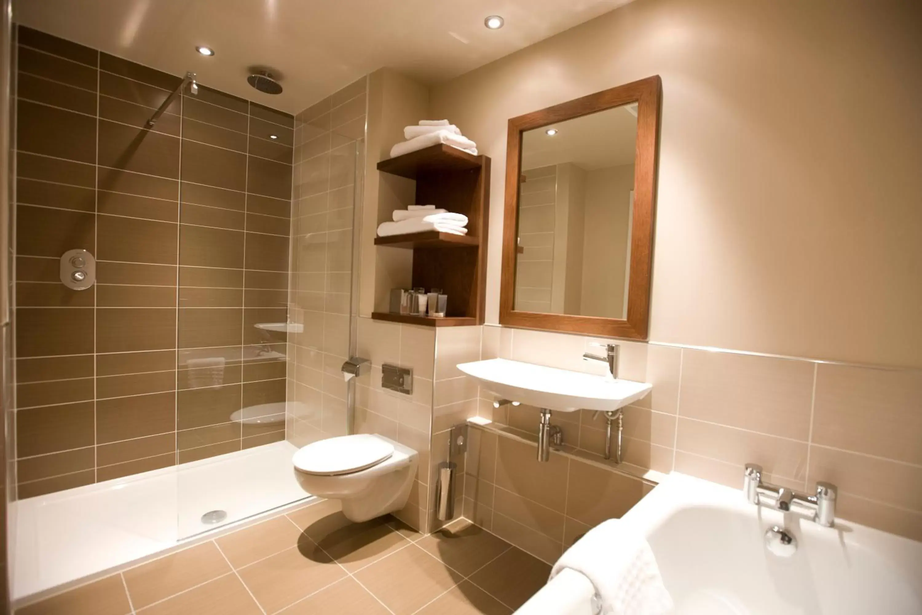 Shower, Bathroom in Kingsmills Hotel