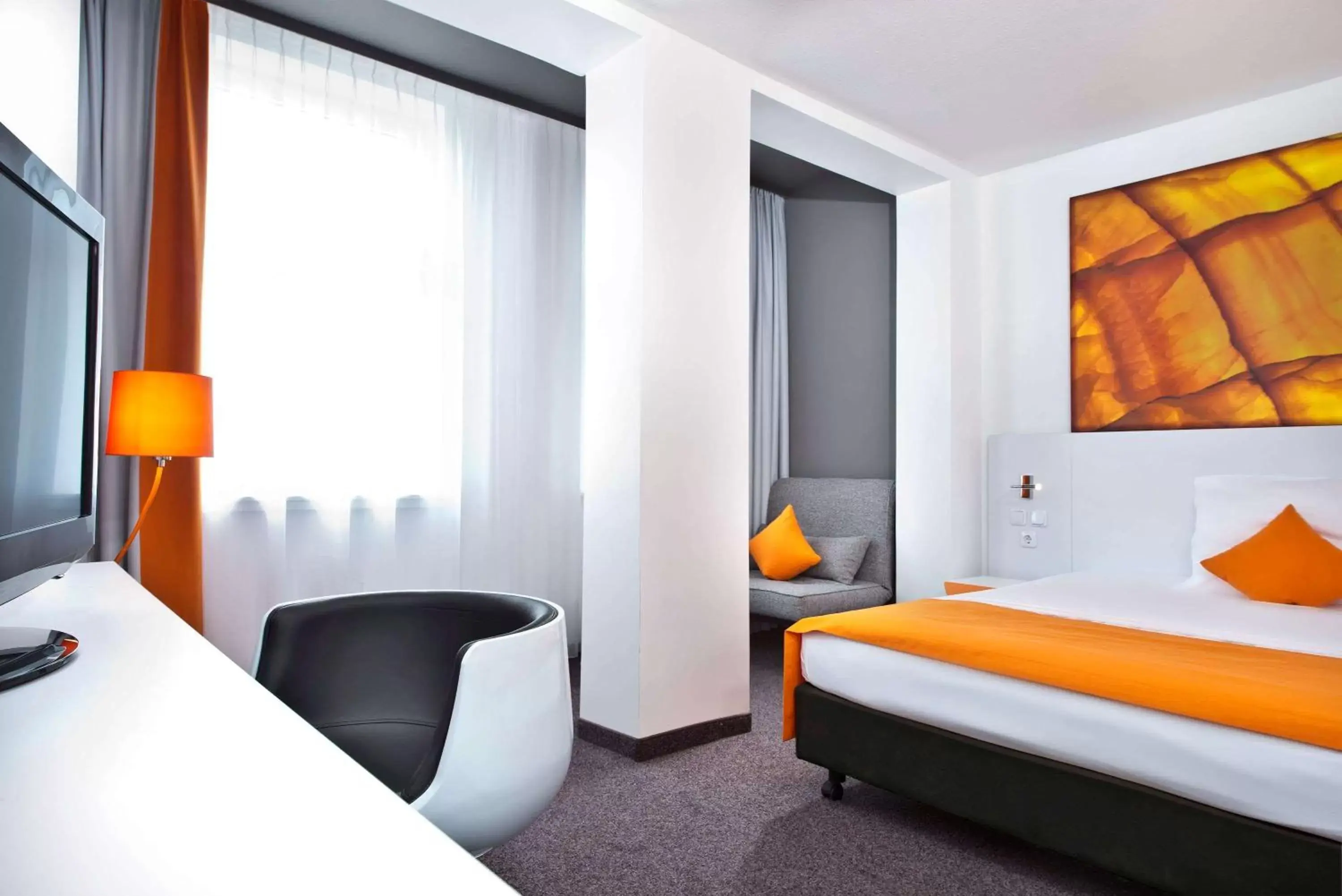 Photo of the whole room, Bed in Wyndham Garden Duesseldorf City Centre Koenigsallee