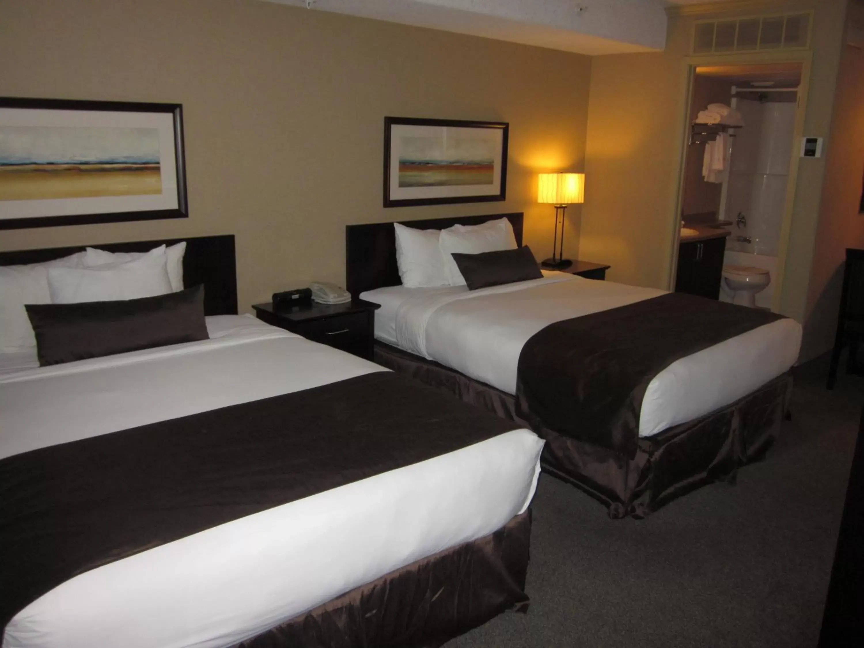 Photo of the whole room, Bed in Franklin Suite Hotel