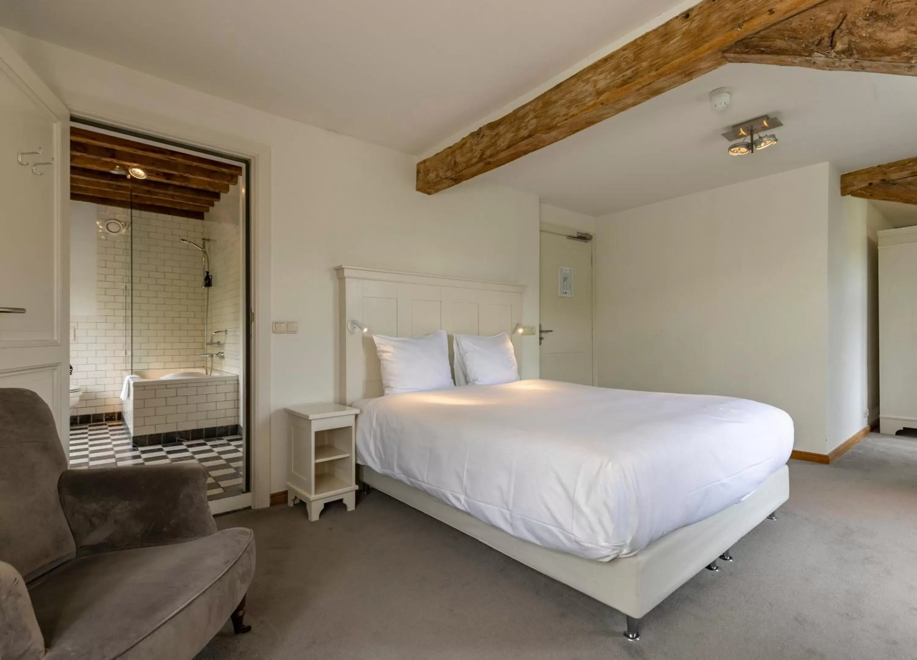 Bedroom, Bed in Fletcher Hotel Château De Raay