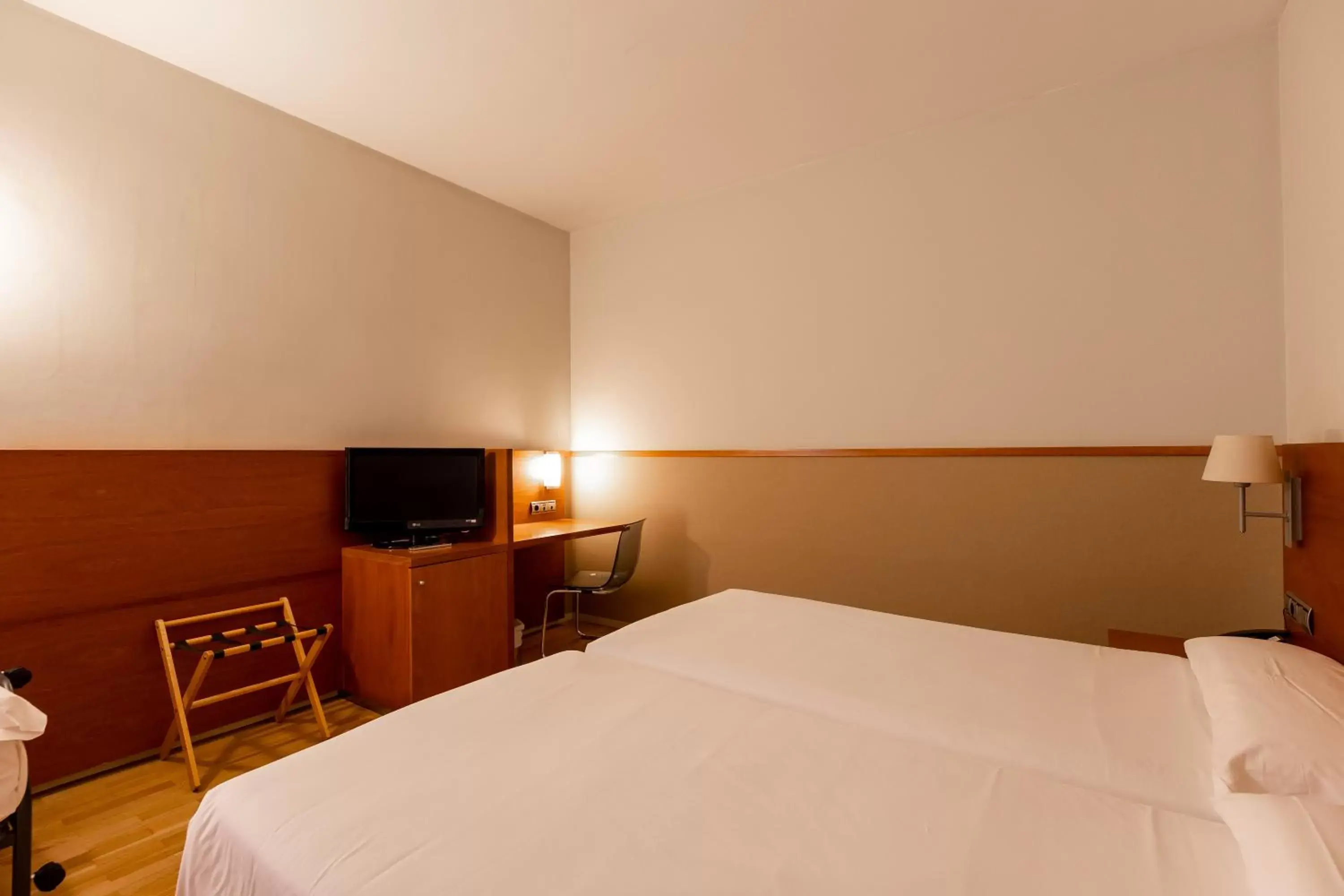 Photo of the whole room, Bed in Onix Rambla