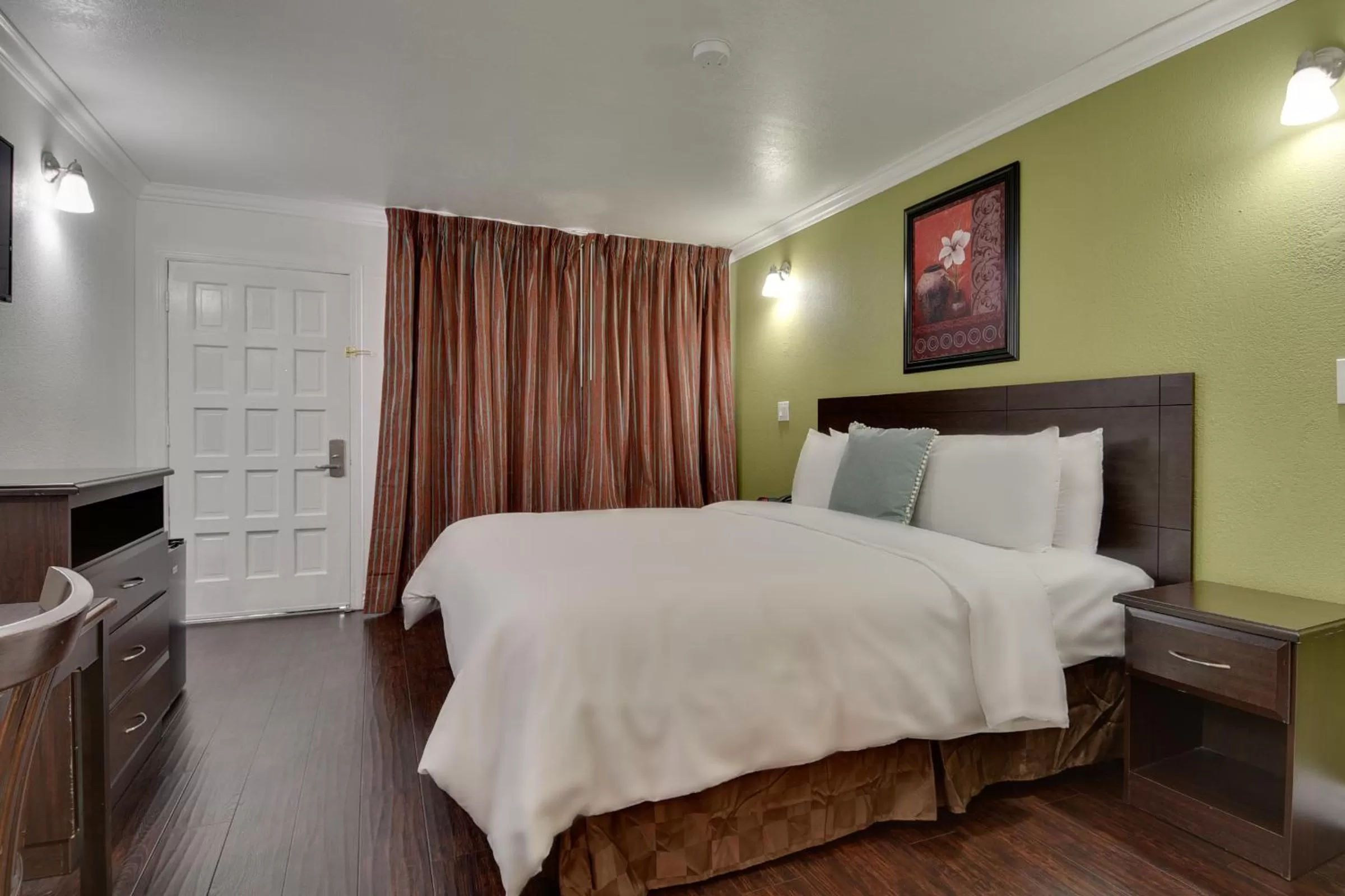 Photo of the whole room, Bed in Vagabond Inn San Pedro