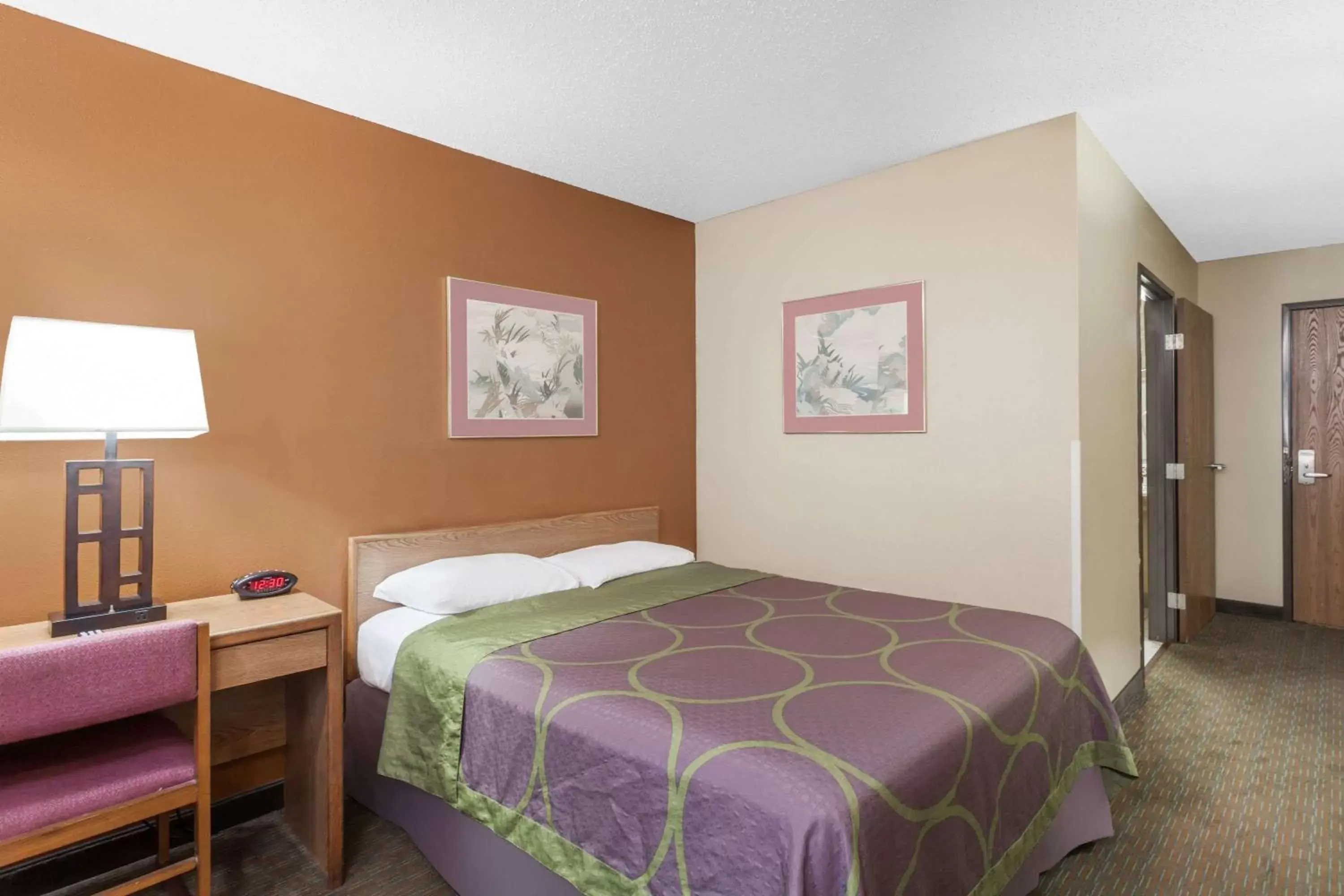 Photo of the whole room, Bed in Super 8 by Wyndham Charlotte/Amusement Park Area