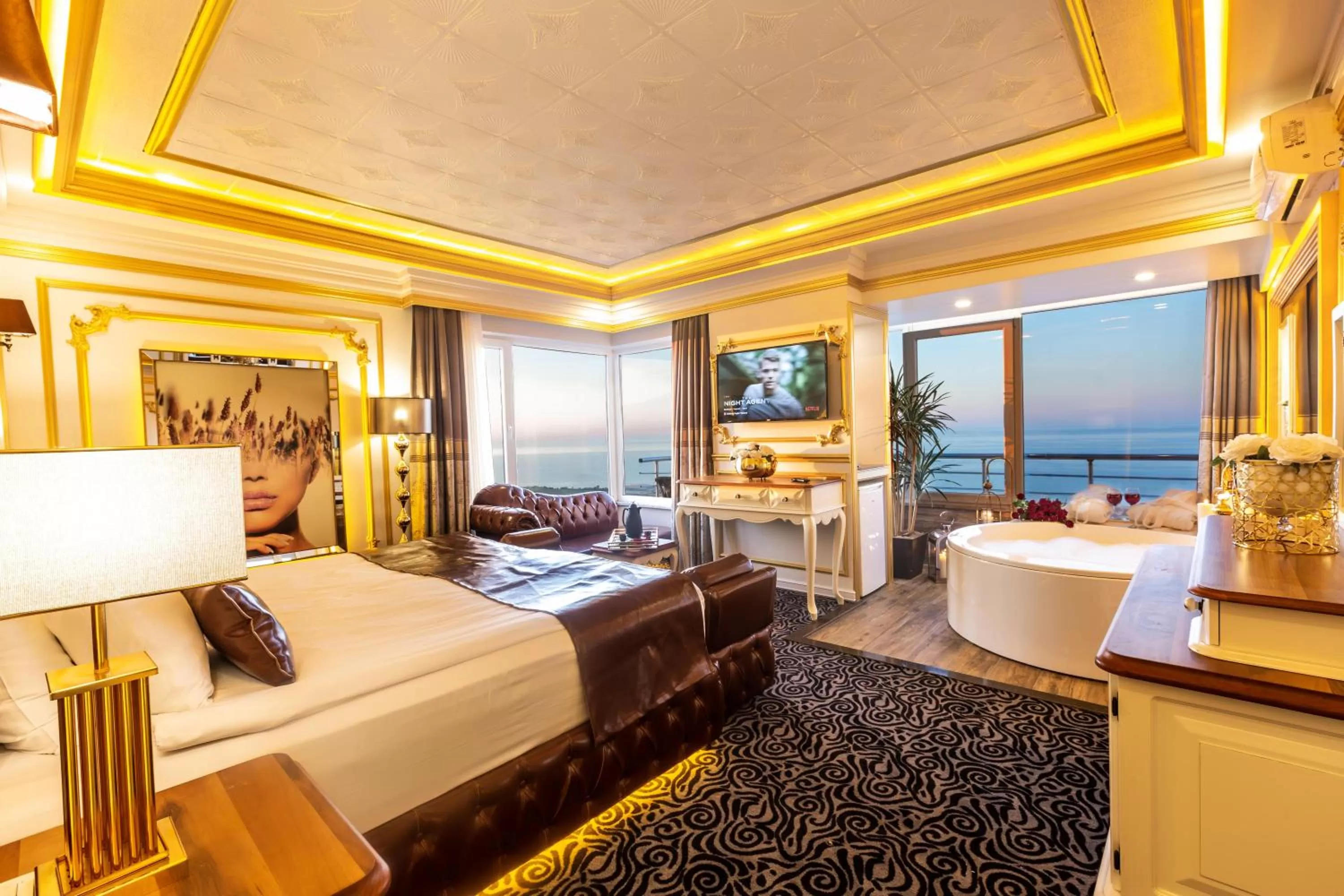 Communal lounge/ TV room, Bed in Andalouse Otel