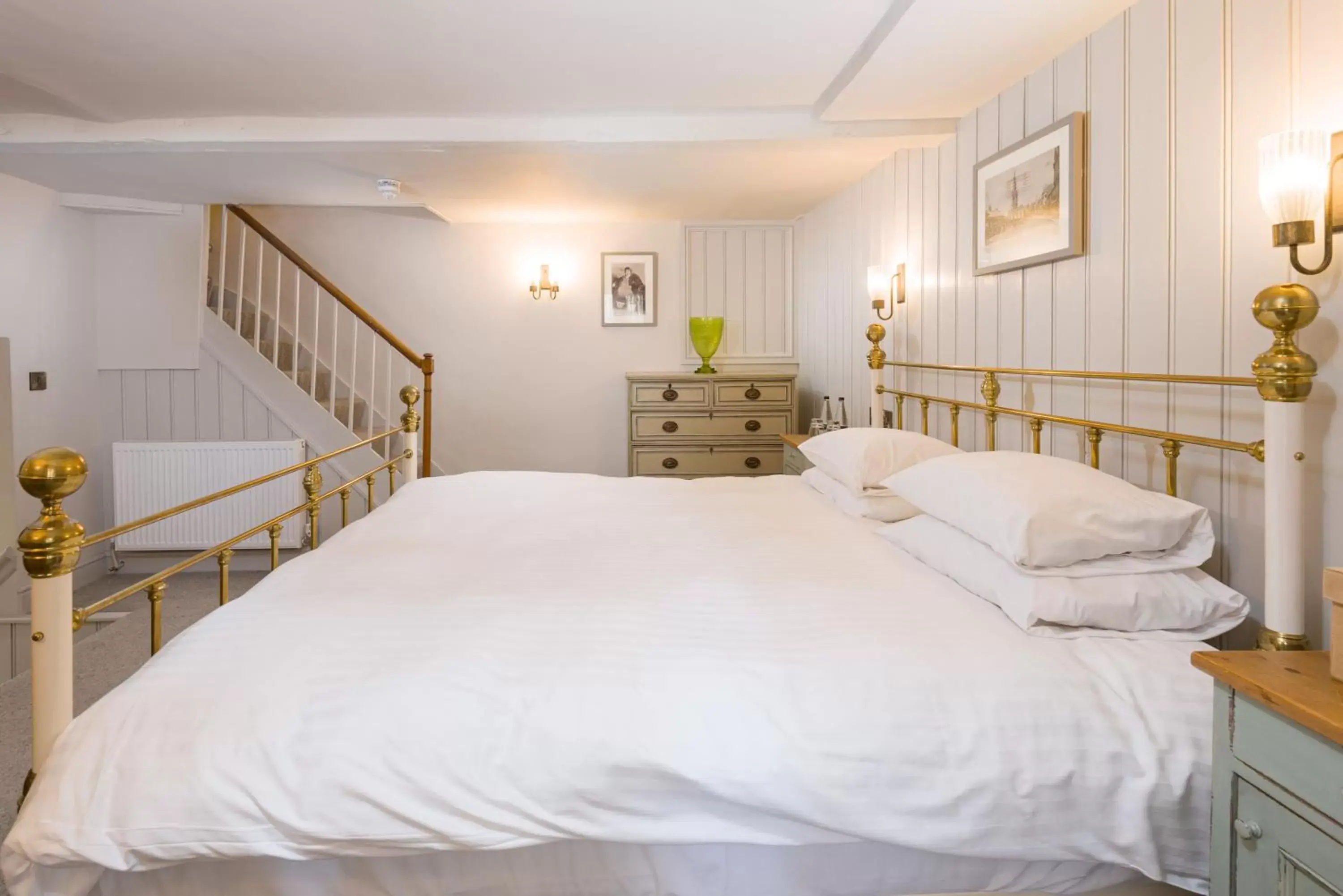 Bedroom, Bed in Crown Hotel