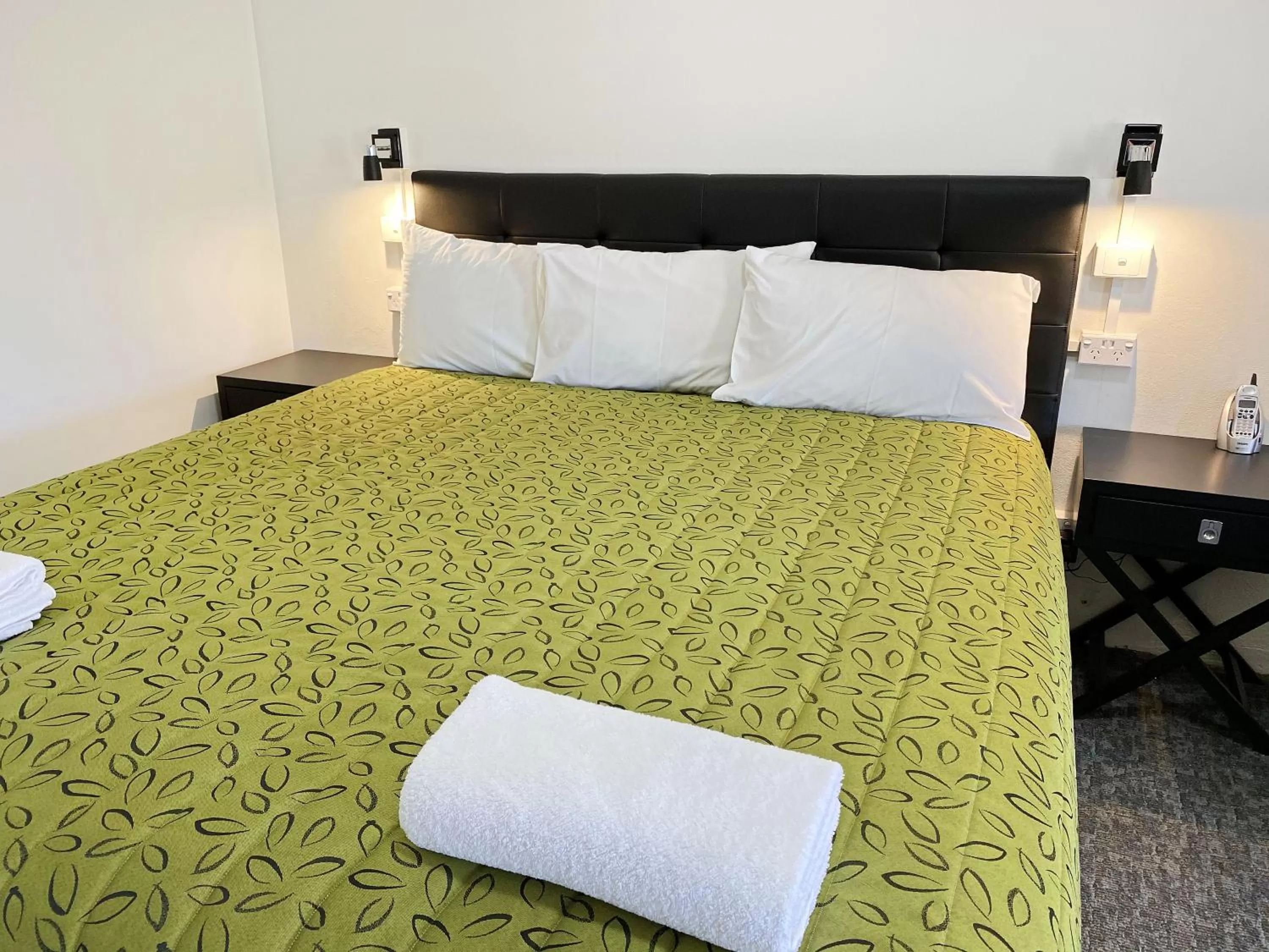 Bed in Leeton Heritage Motor Inn