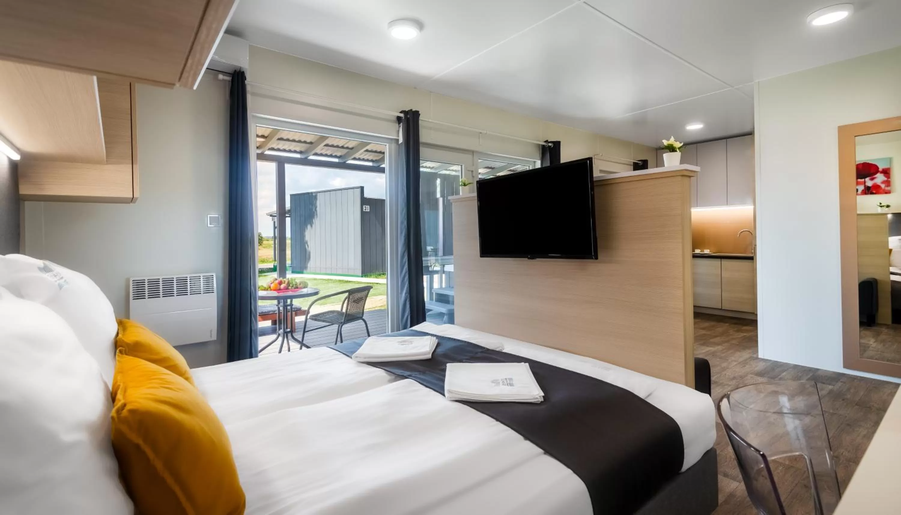 Communal lounge/ TV room, Bed in Tisza-tó Apartmanpark