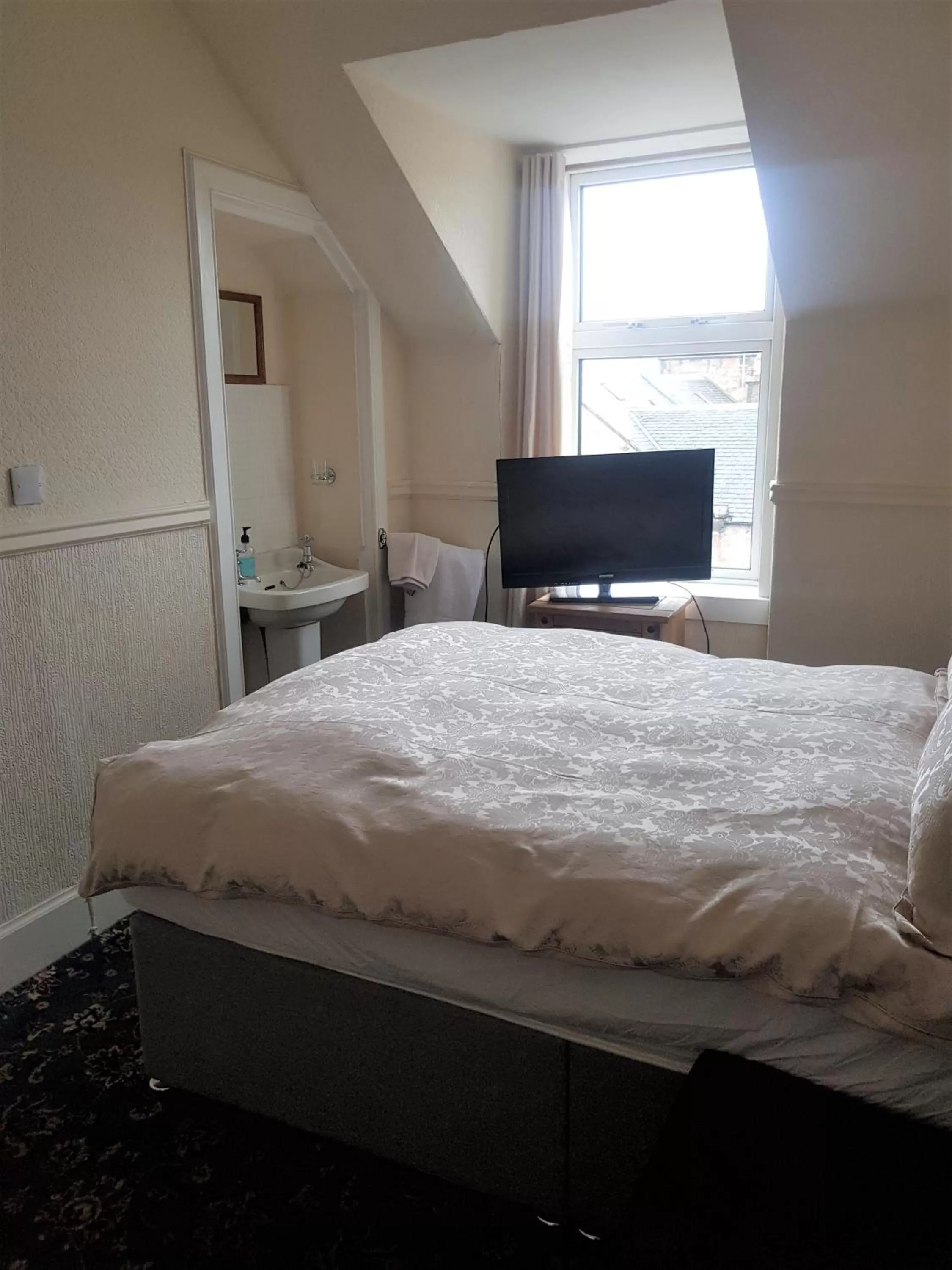 Double Room with Shared Bathroom in Cedar Villa Guest House