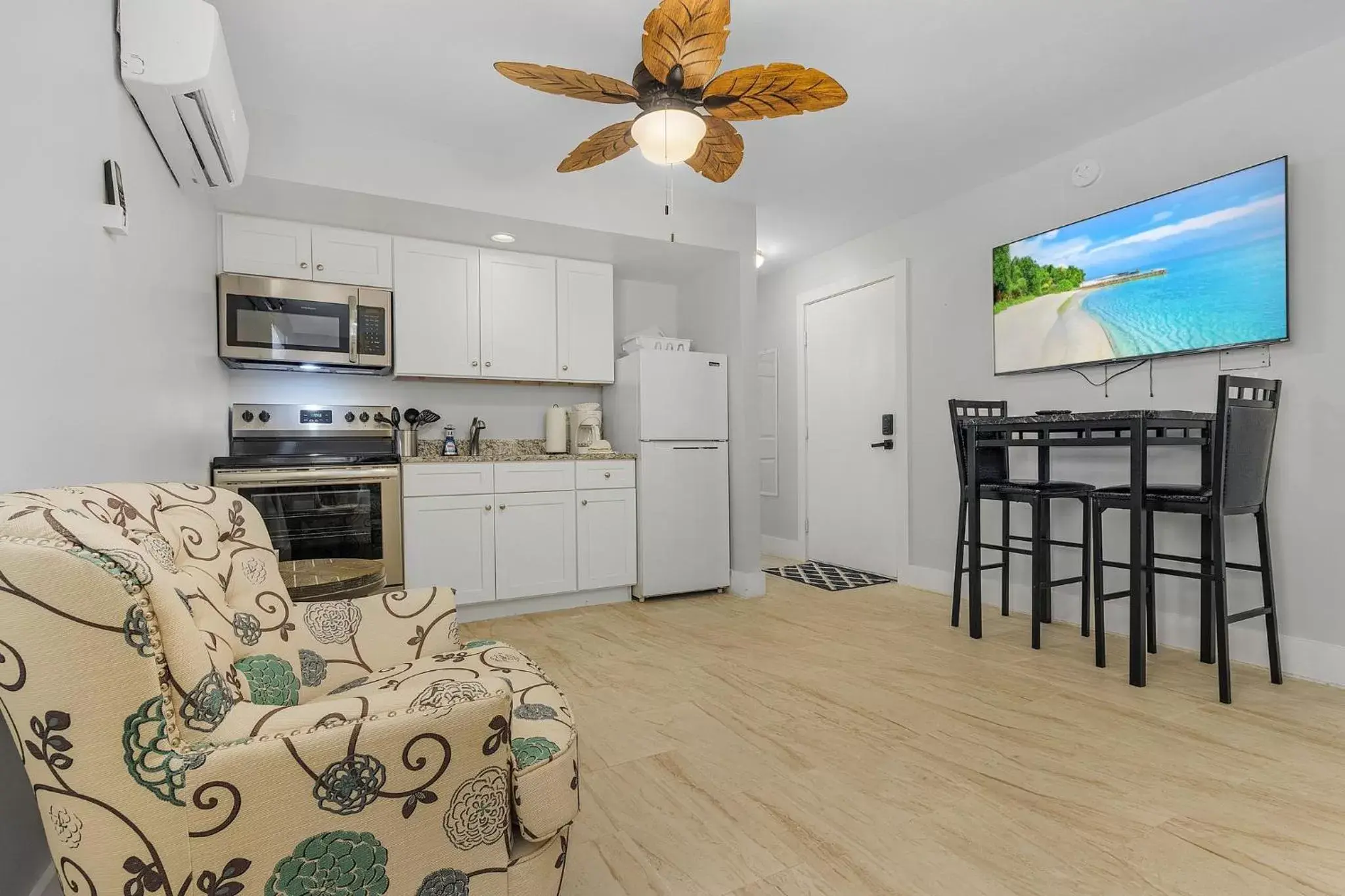 Seating area in Matlacha on Shoreview Seating area in Matlacha on Shoreview