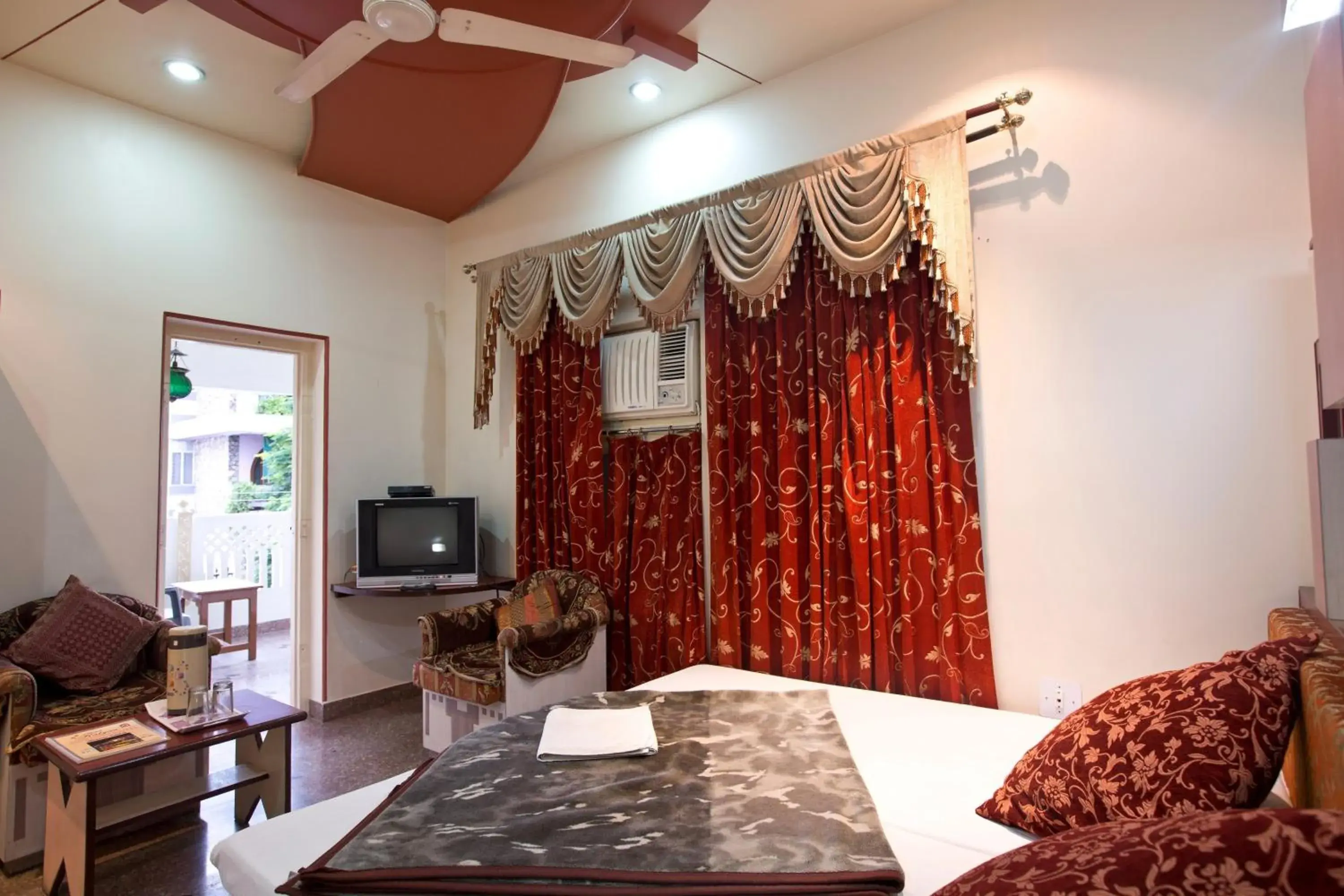 Bedroom, TV/Entertainment Center in Hotel Kalyan