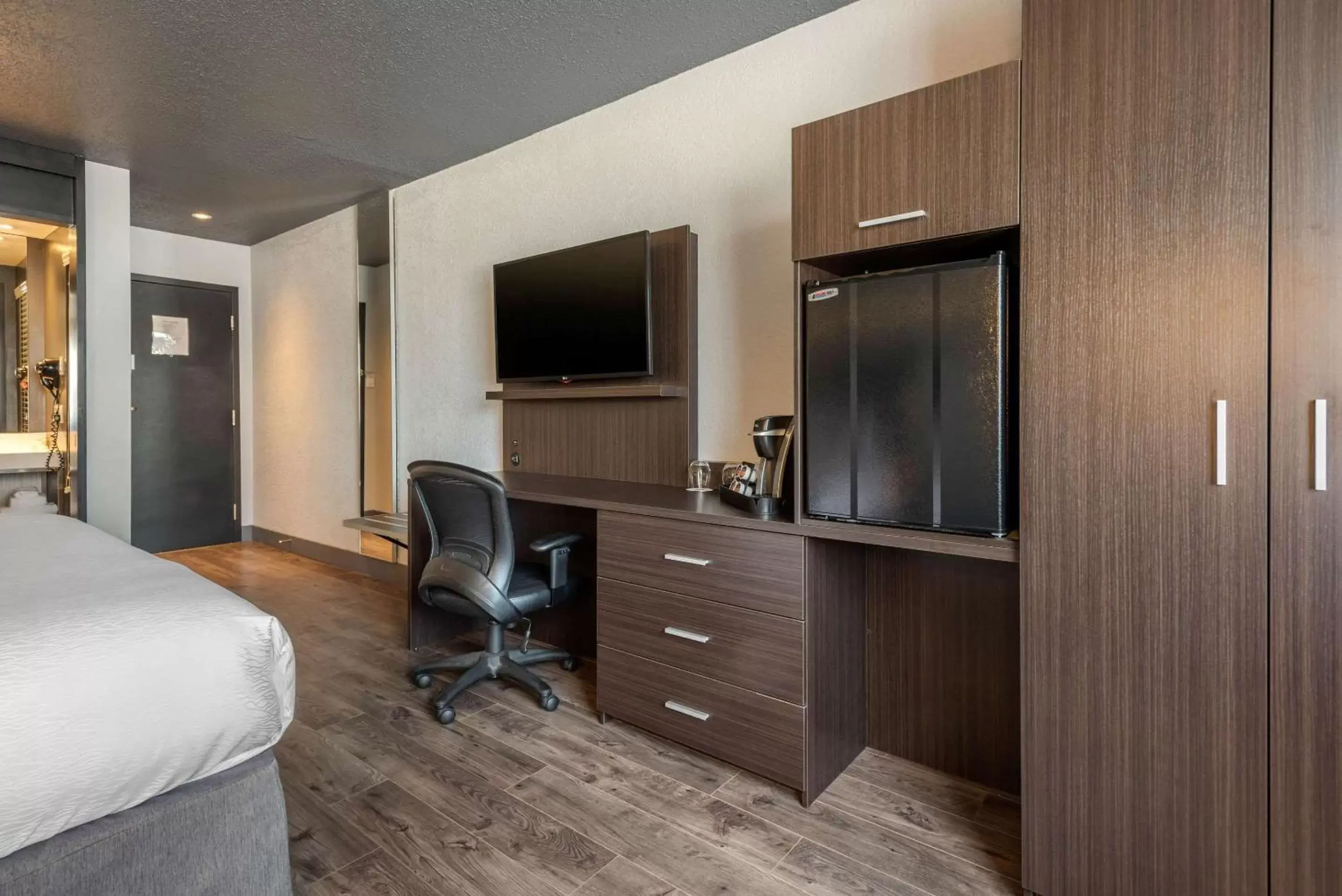 Photo of the whole room, TV/Entertainment Center in Hotel Quartier, Ascend Hotel Collection