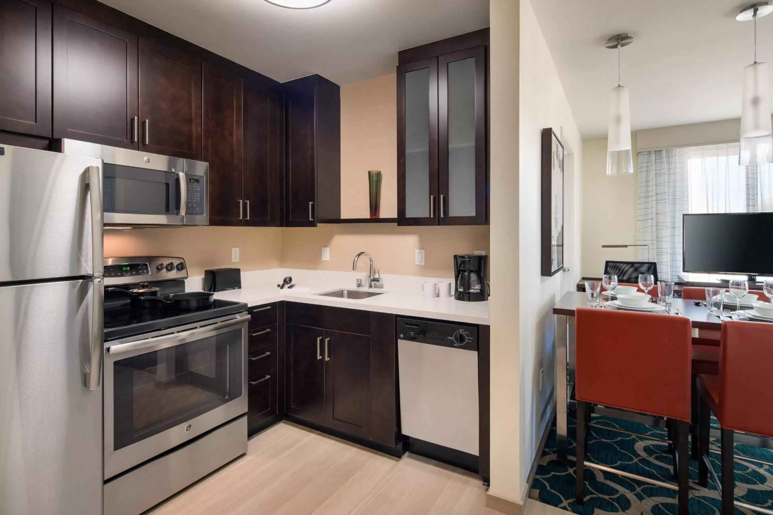 Bedroom, Kitchen/Kitchenette in Residence Inn by Marriott Los Angeles Pasadena/Old Town