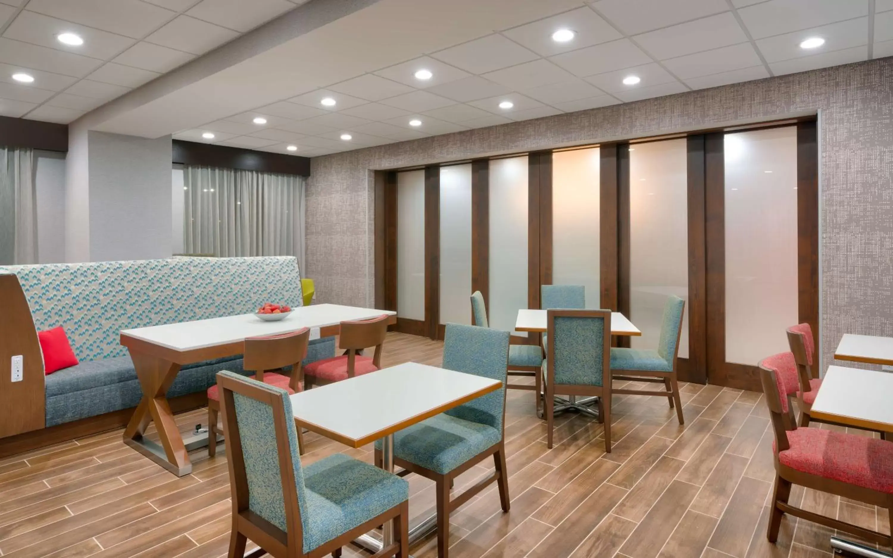 Dining area in Hampton Inn Draper Salt Lake City, Ut