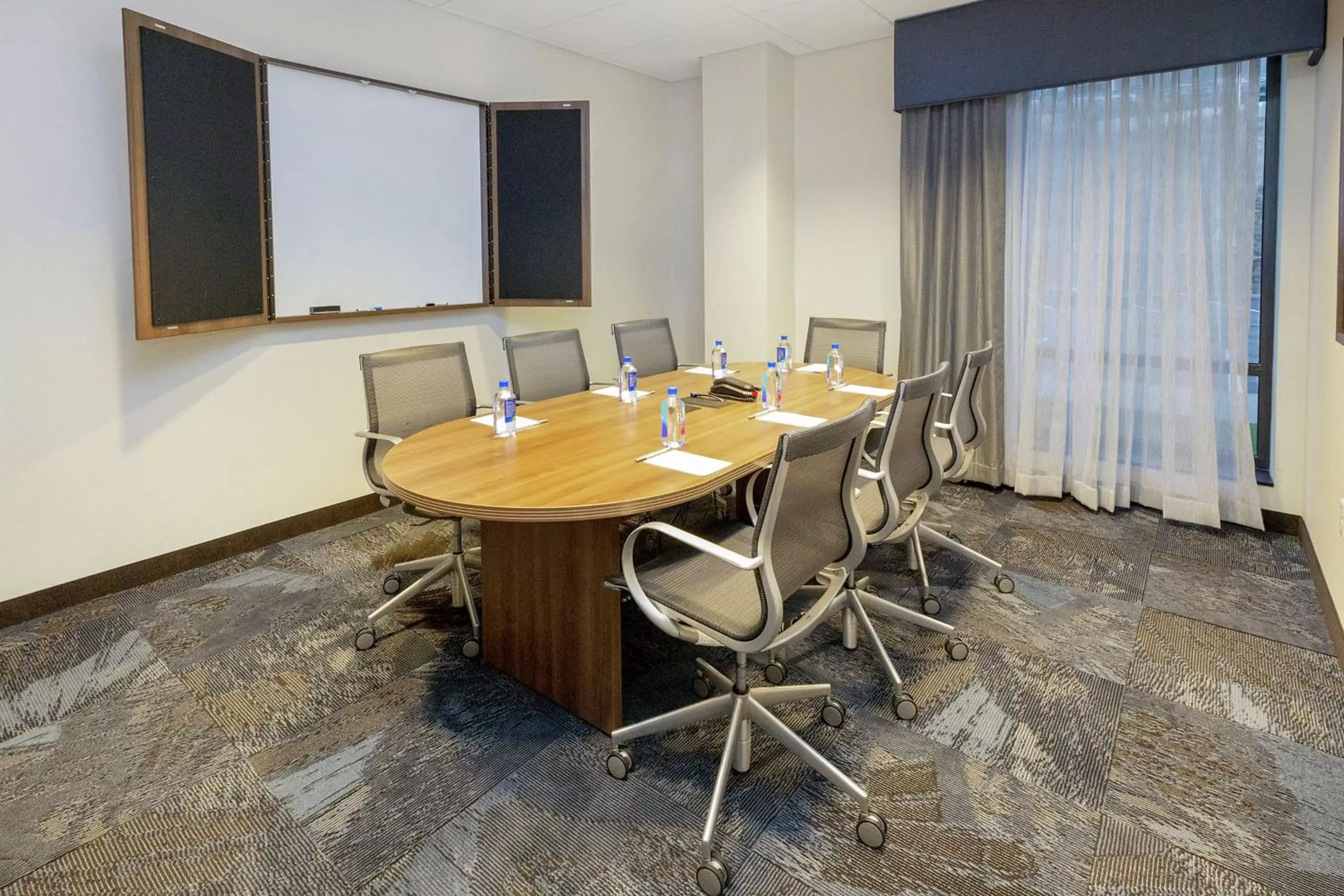Meeting/conference room in Hampton Inn & Suites Morgantown / University Town Centre