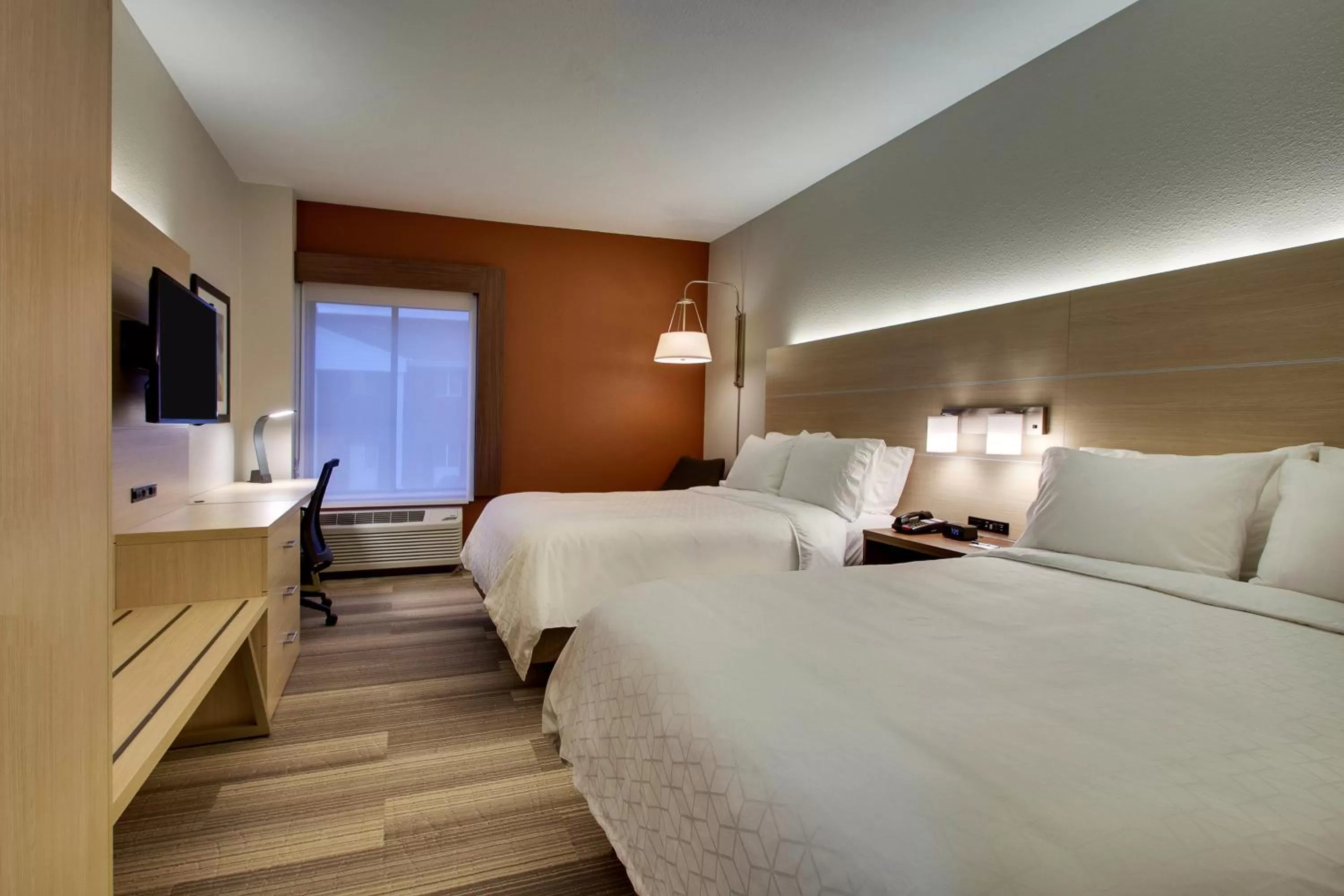 Bed in Holiday Inn Express Hotel & Suites Cedar Rapids I-380 at 33rd Avenue by IHG