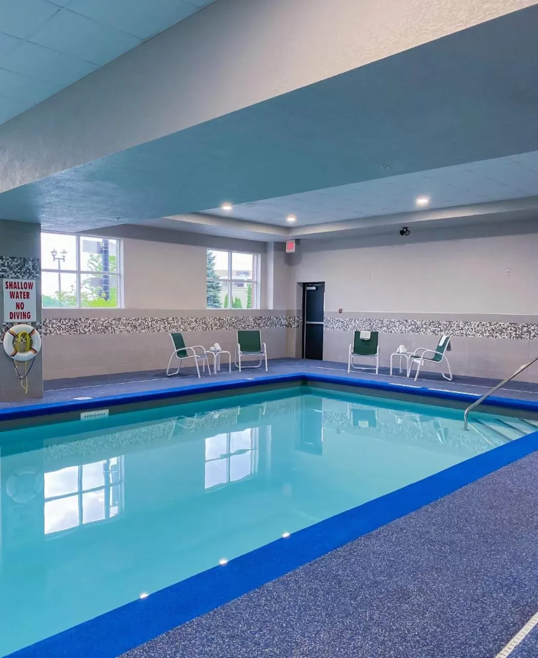 Swimming pool in Country Inn & Suites by Radisson, Niagara Falls, ON
