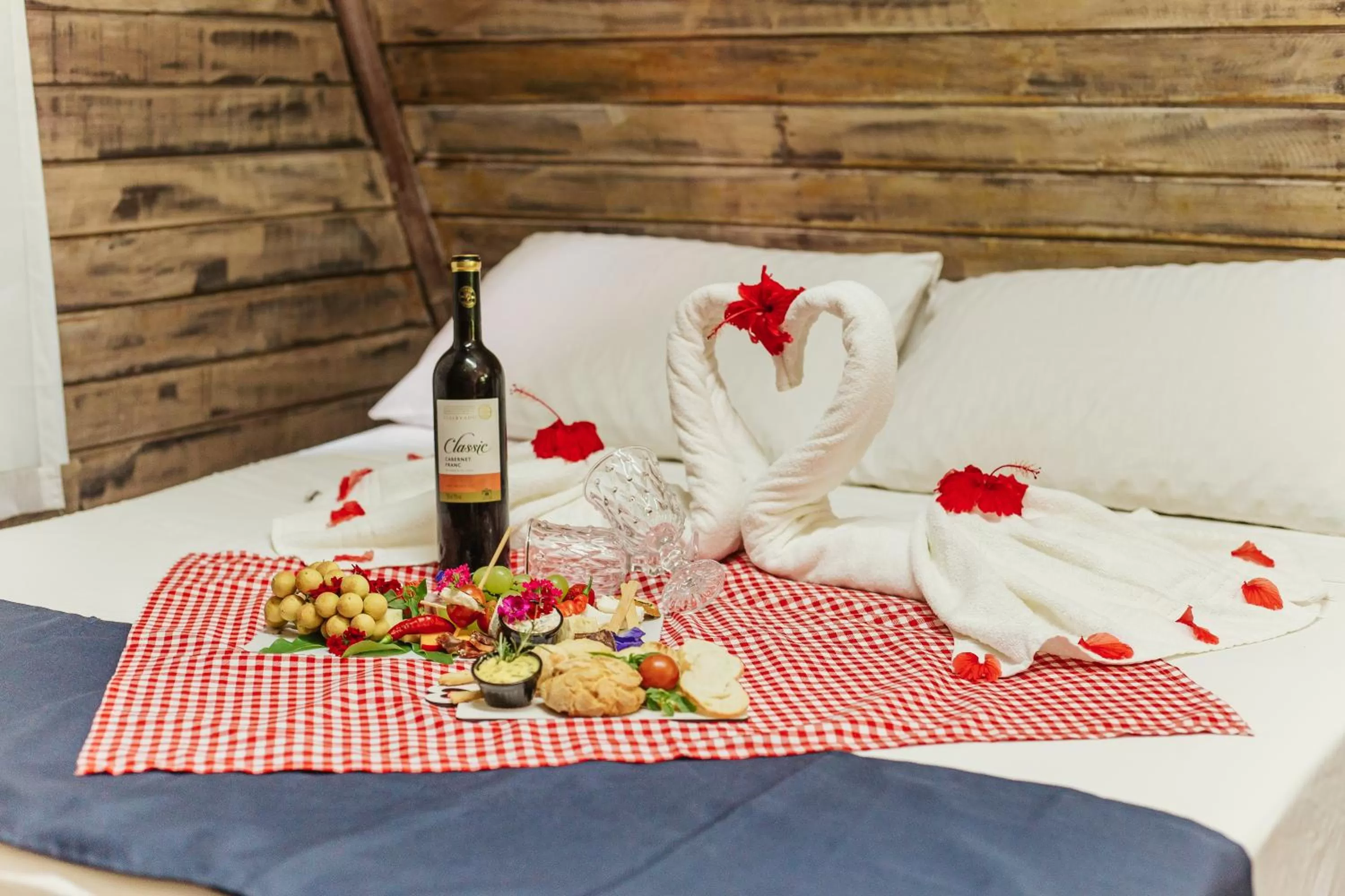 Food and drinks, Bed in Chalet Suisse