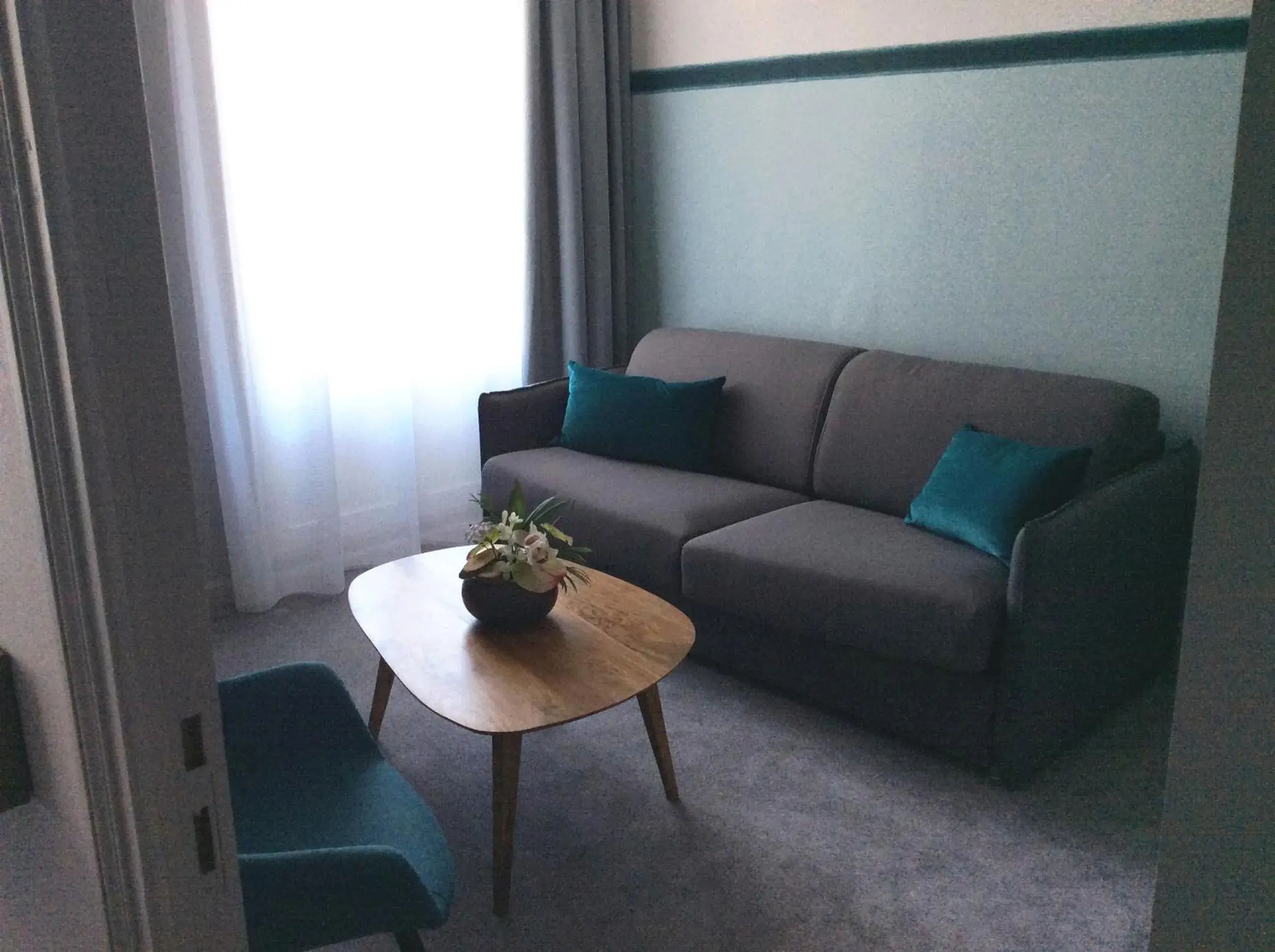 Seating Area in Best Western Le Duguesclin