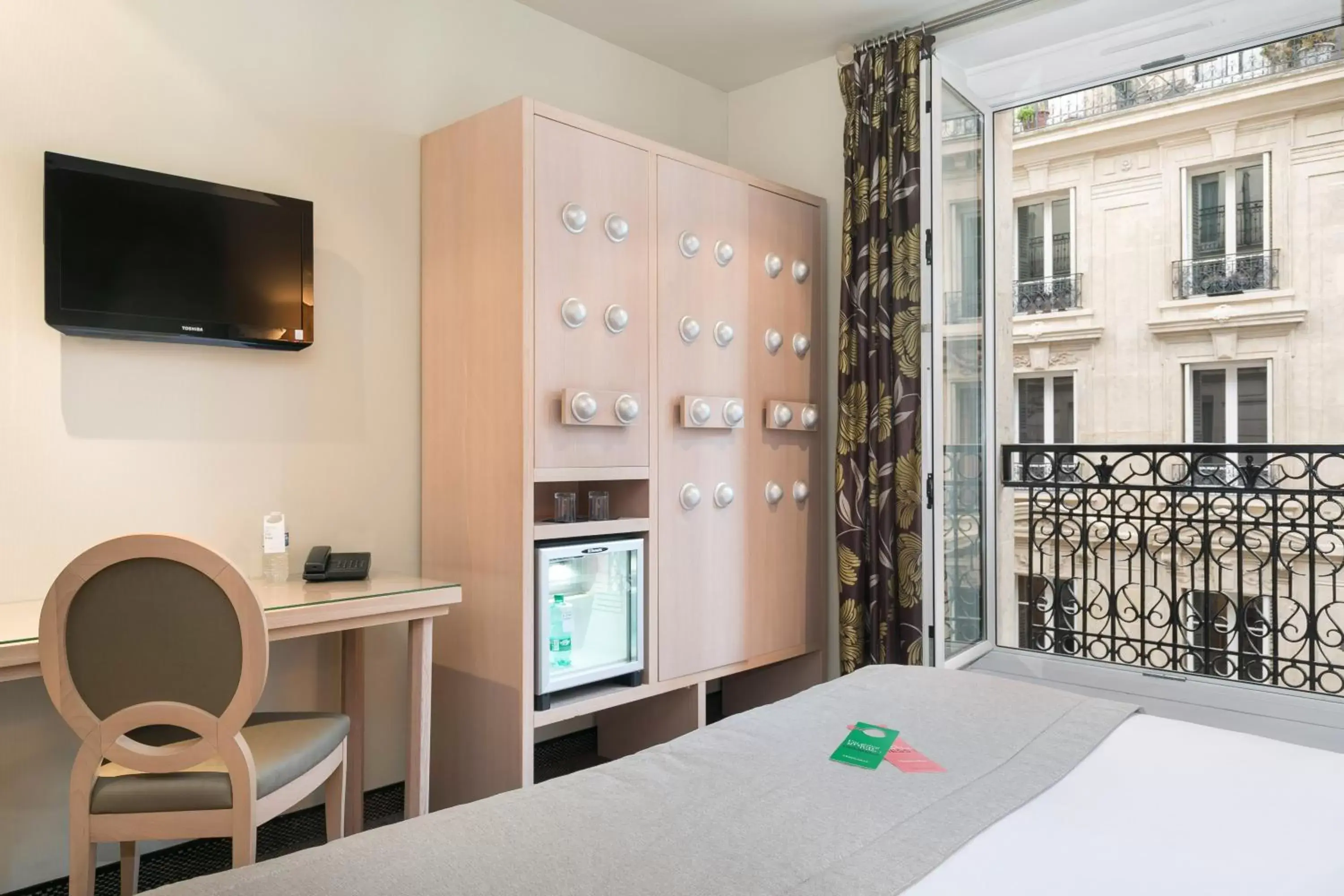 Photo of the whole room, TV/Entertainment Center in Hôtel Le Cardinal by Happyculture